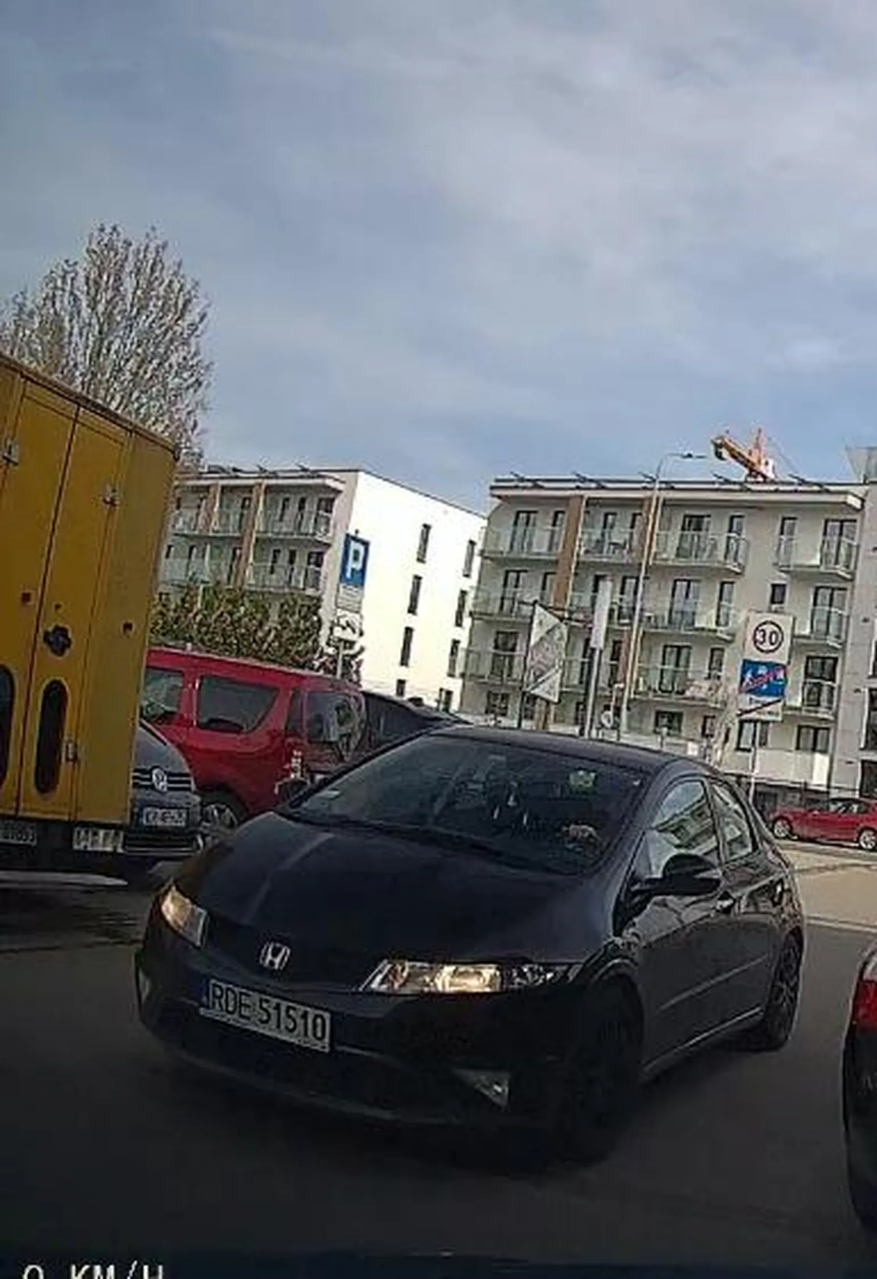 Widziałem jak uderzyłeś w lusterko mojego samochodu. Mimo, że biegłem za tobą nie zatrzymałeś się. Mam nagranie i zgłaszam sprawę na policję.