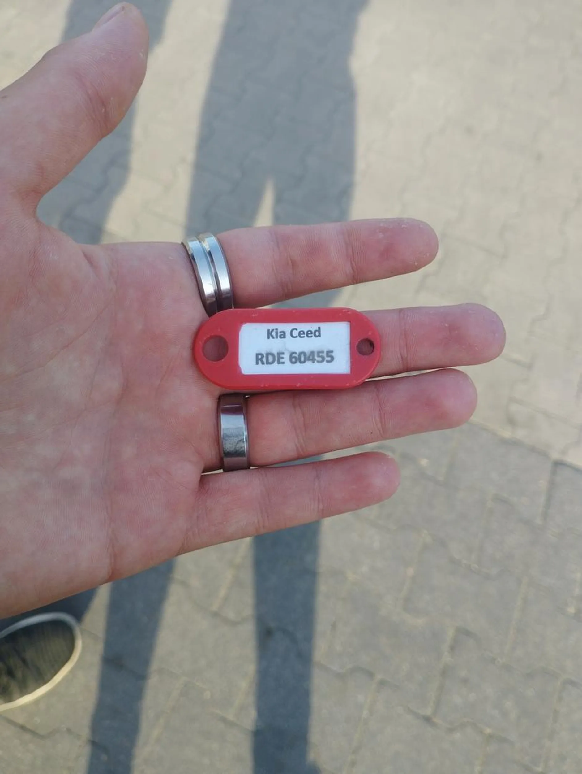 Dzień dobry na parkingu złota karczma znaleziona przypinka