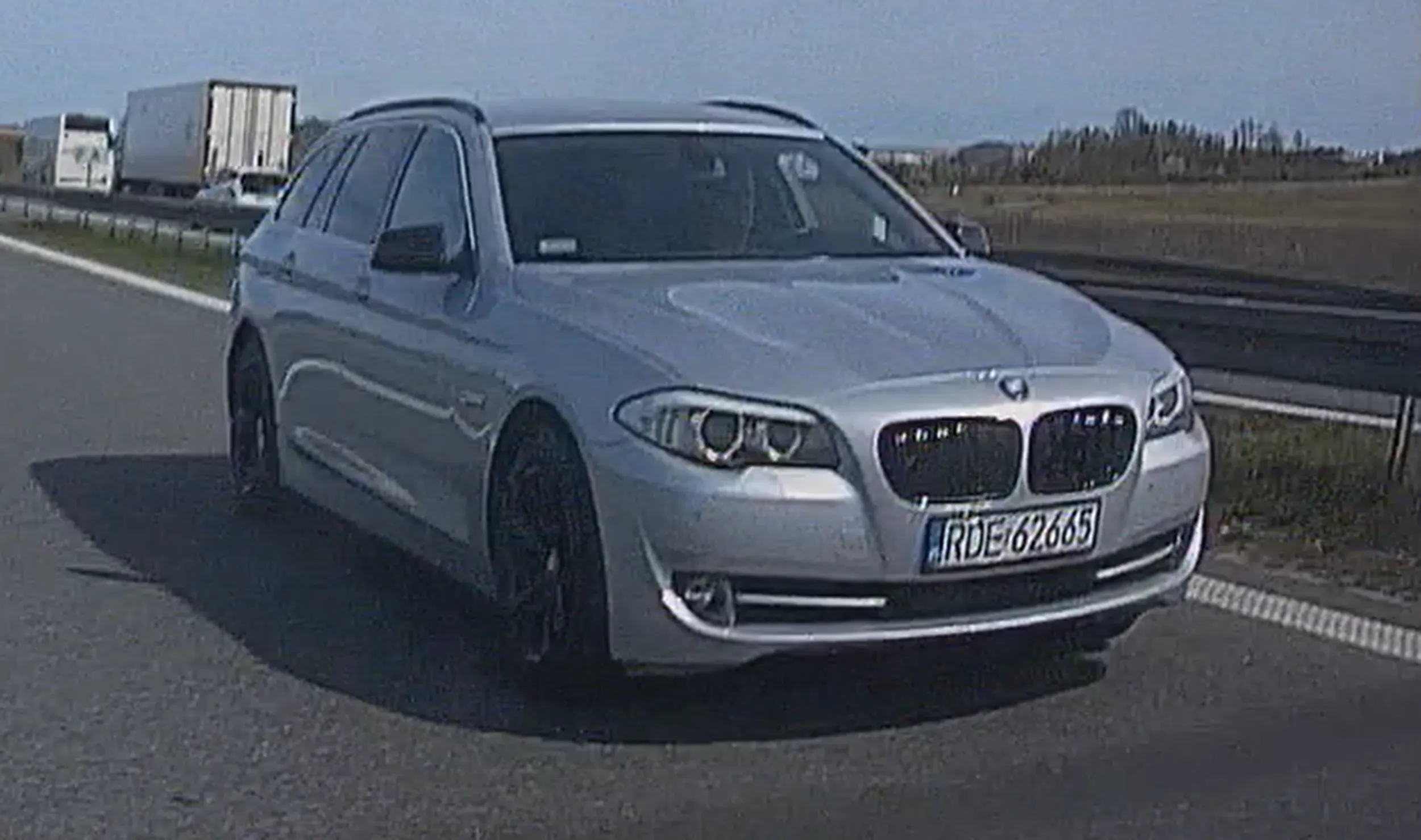 BMW zapierd*ala 200 km/h, jeździ tak agresywnie, że trzeba uciekać na prawy pas (autostrada A4), prosto pod wolno jadący samochód elektryczny.