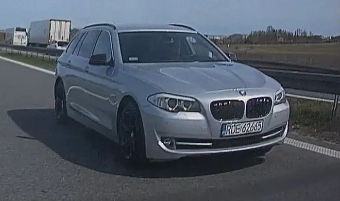 BMW zapierd*ala 200 km/h, jeździ tak agresywnie, że trzeba uciekać na prawy pas (autostrada A4), prosto pod wolno jadący samochód elektryczny.