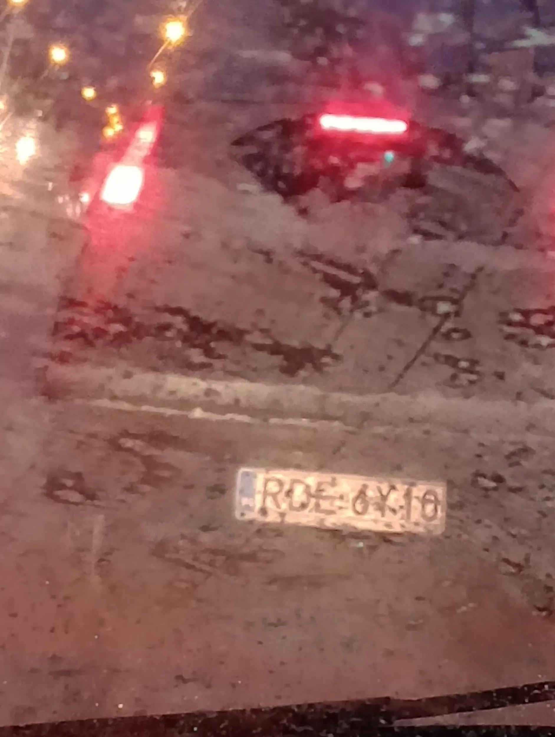 Gość stoi na środku drogi, jeździ na światłach awaryjnych i przejechał na czerwonym a potem prawie na mnie cofnąłby ale na klakson zareagował. Jeździ jak jakiś wyćpany.