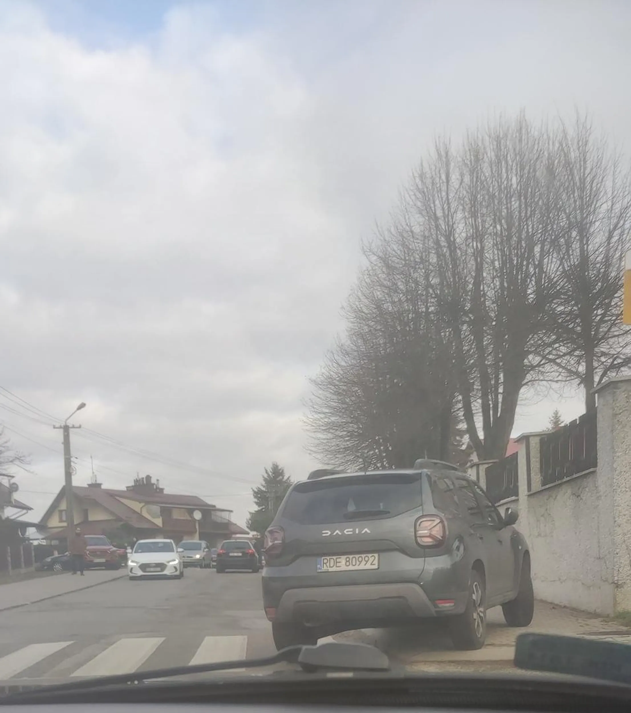 Gratuluję świetnego parkowania, na środku drogi na pasach, każdy msuzkl przejechać wahadłowo