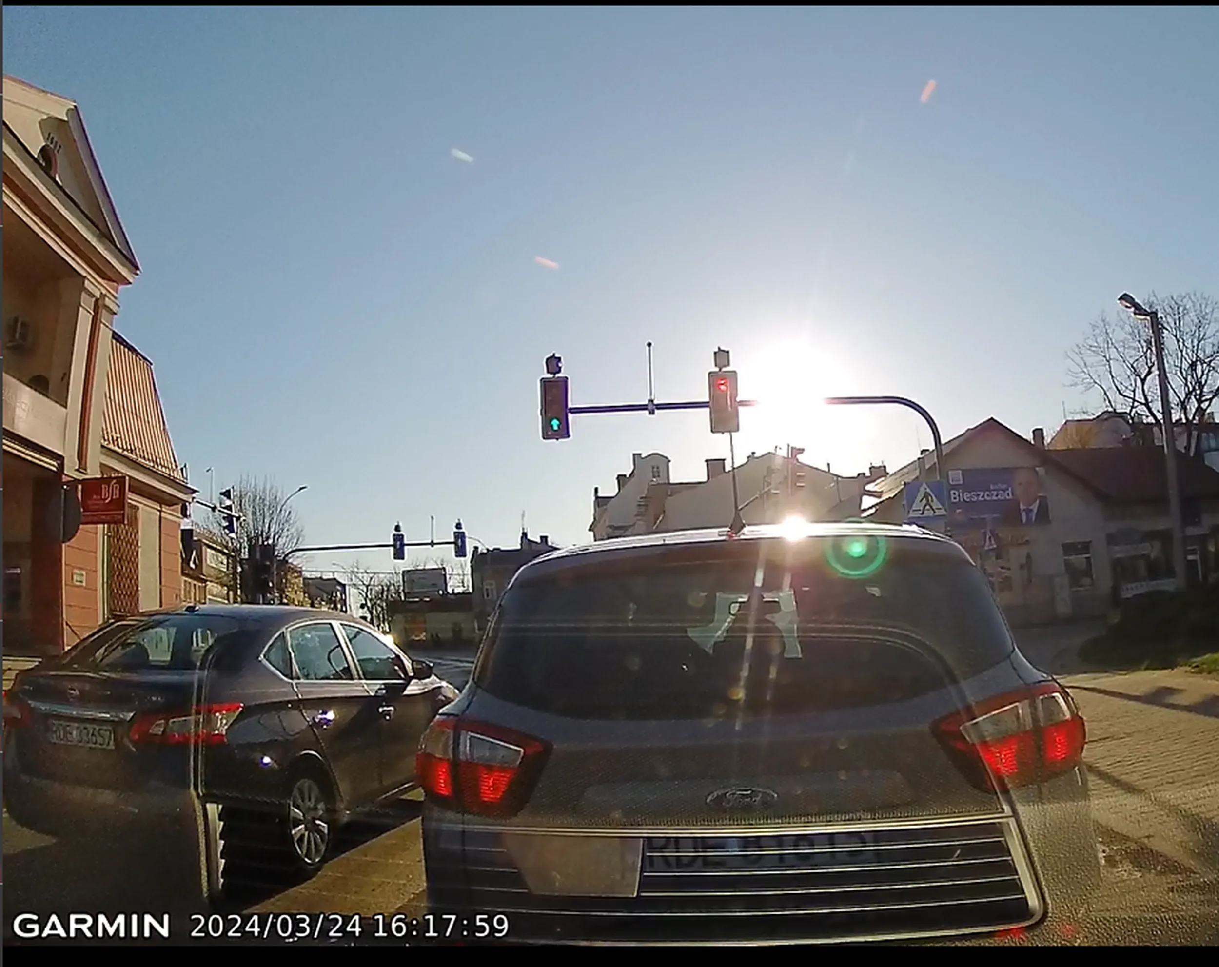 Na światłach nie zatrzymuje pojazdu tylko cofa. Uszkodził mi pojazd