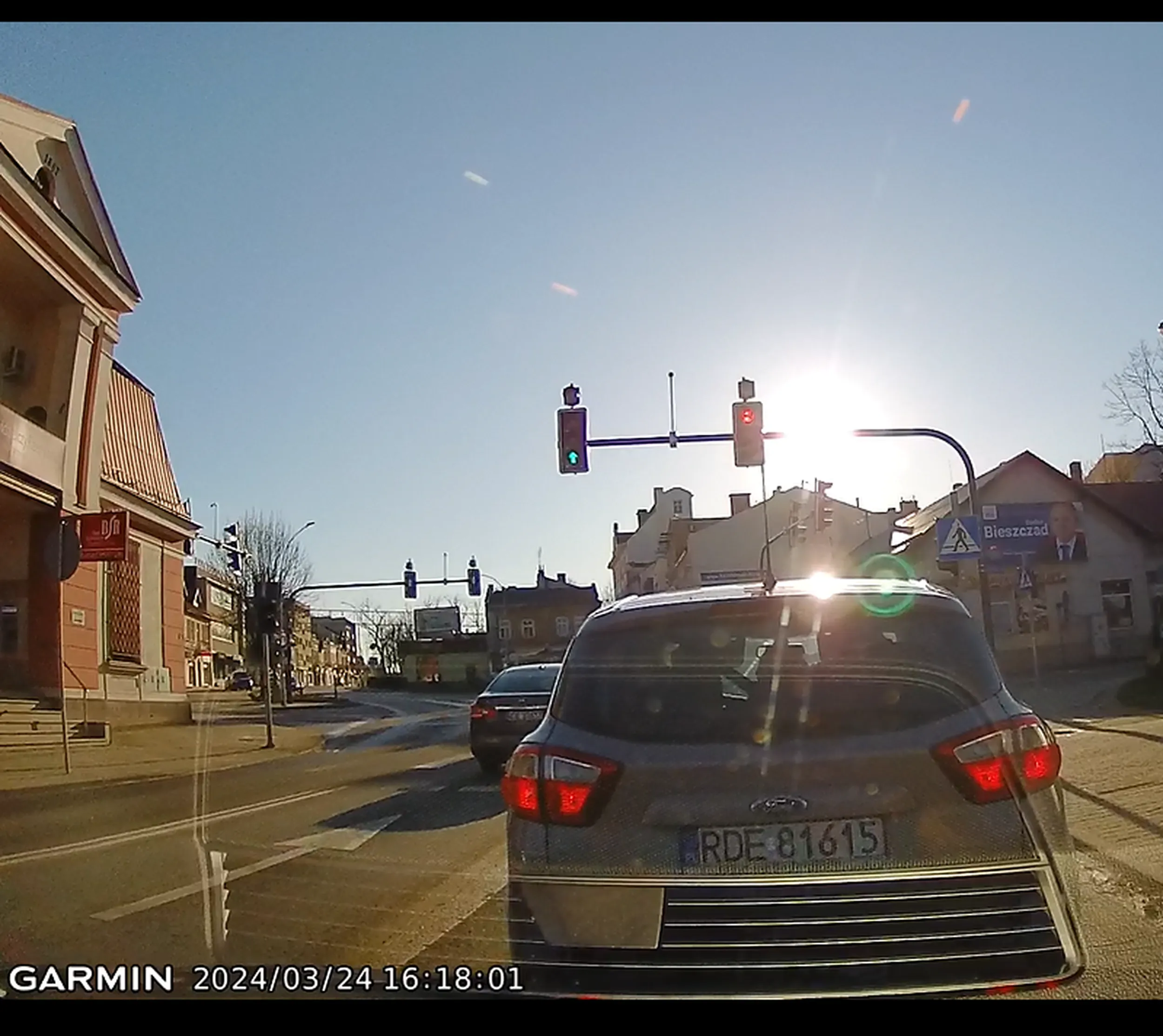 Na światłach nie zatrzymuje pojazdu tylko cofa. Uszkodził mi pojazd
