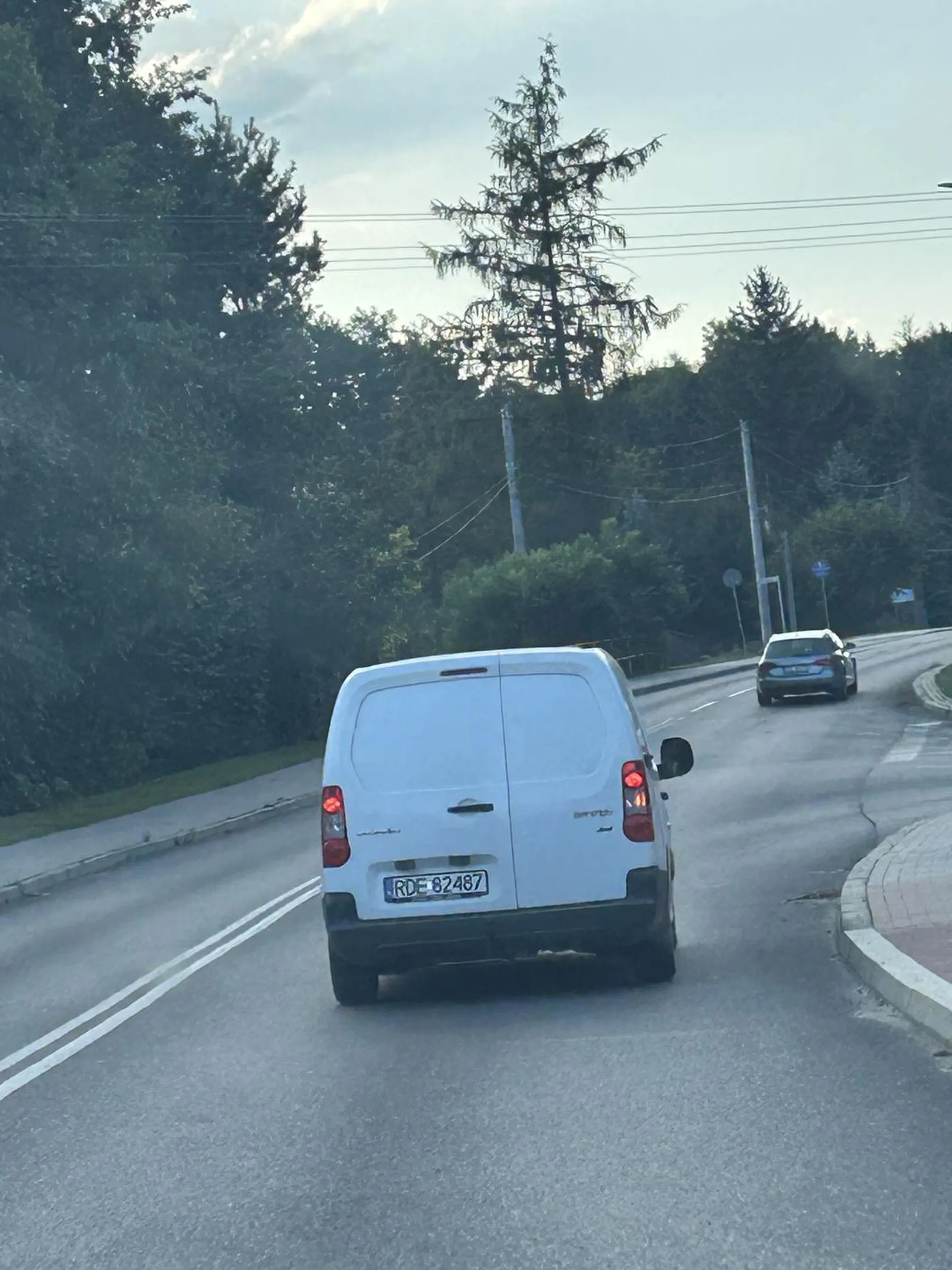 Wyjeżdżając z jednokierunkowej w lewo ustawia się do lewej strony, a nie do prawej do tego bez kierunku ;) potem pretensje zza szyby że inne auta mając miejsce ustawiają się do lewej czyli do tej w którą skręcają  oraz wpierdalanie im się przed maskę bo panicz nie umie ustawić się do skrętu po dobrej stronie. Egoista.