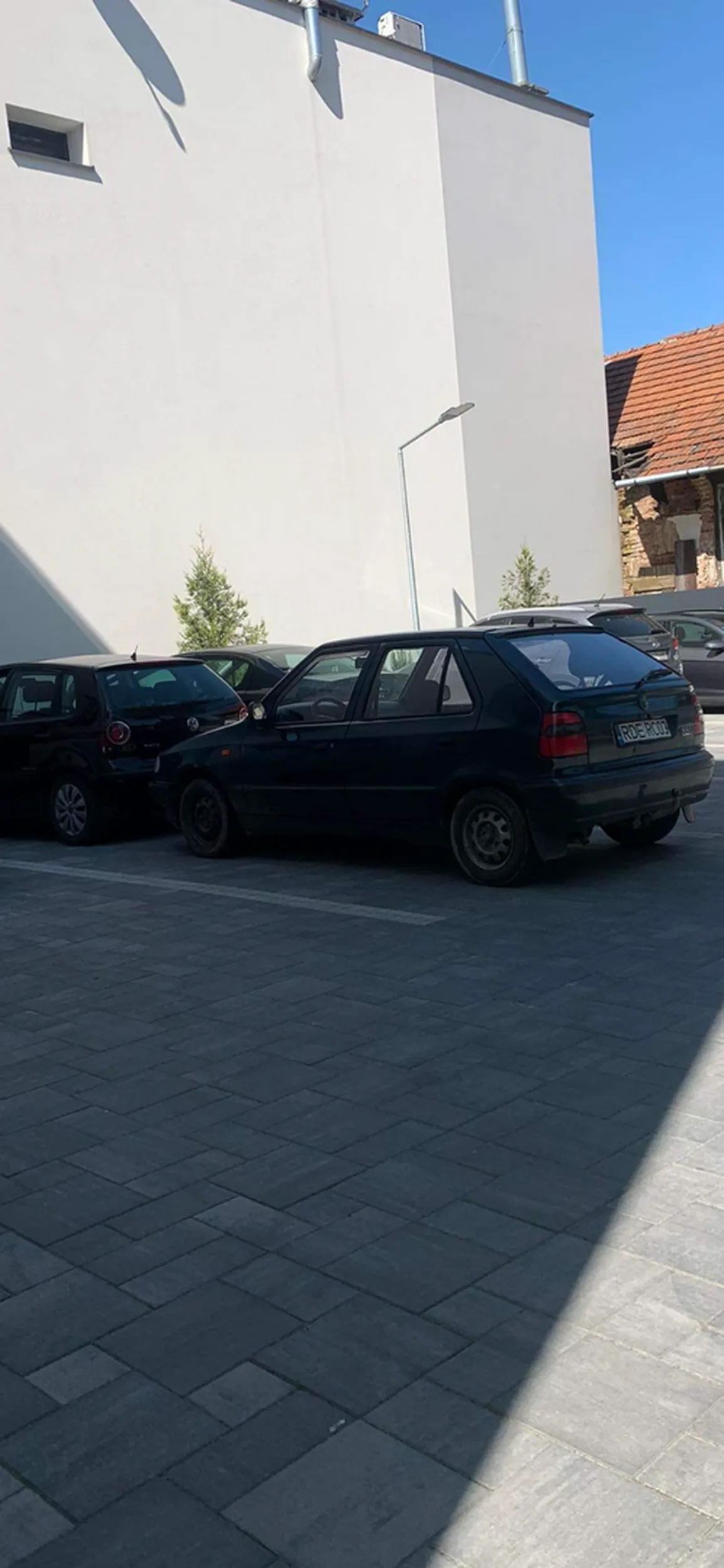 Brawo! Wychodzisz do bankomatu i zostawiasz auto na parkingu przy nim a jakiś cebularz zastawia cię bo on też jest klientem, ale po wpłaceniu poszedł zrobić sobie zakupy na 40 minut. Masz szczęście, że jestem cierpliwy i łaskawie czekałem aż wrócisz. Troche pomyślunku człowieku. Jak chcesz iść na zakupy to zaparkuj na płatnym parkingu i zostaw 2 złote żebyś nie zapłacił 500 następnym razem.