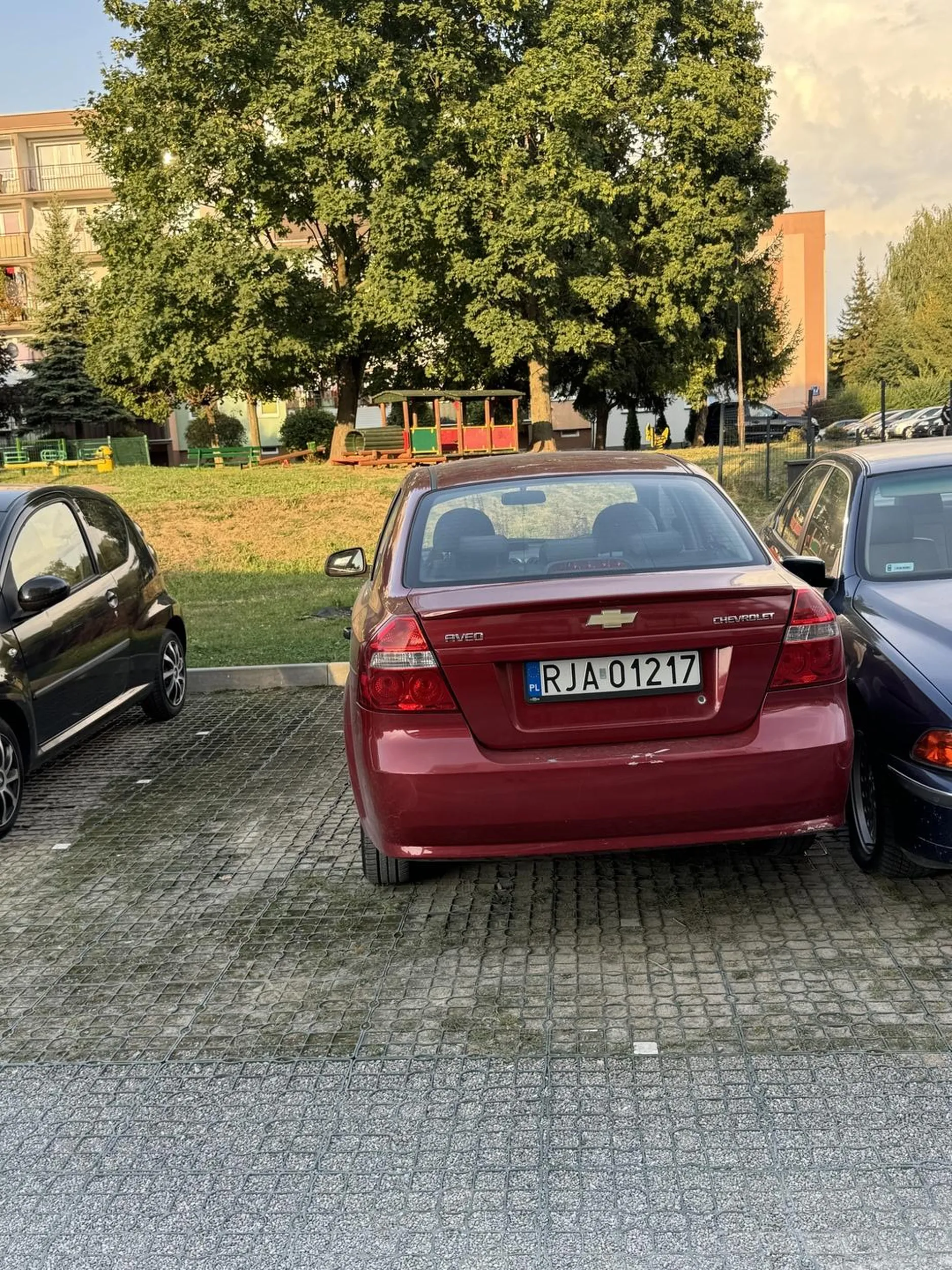 Nauczycie się parkować? Wiem starsze Państwo, ale jeśli wiek już nie pozwala, proszę się przesiąść na coś innego :)