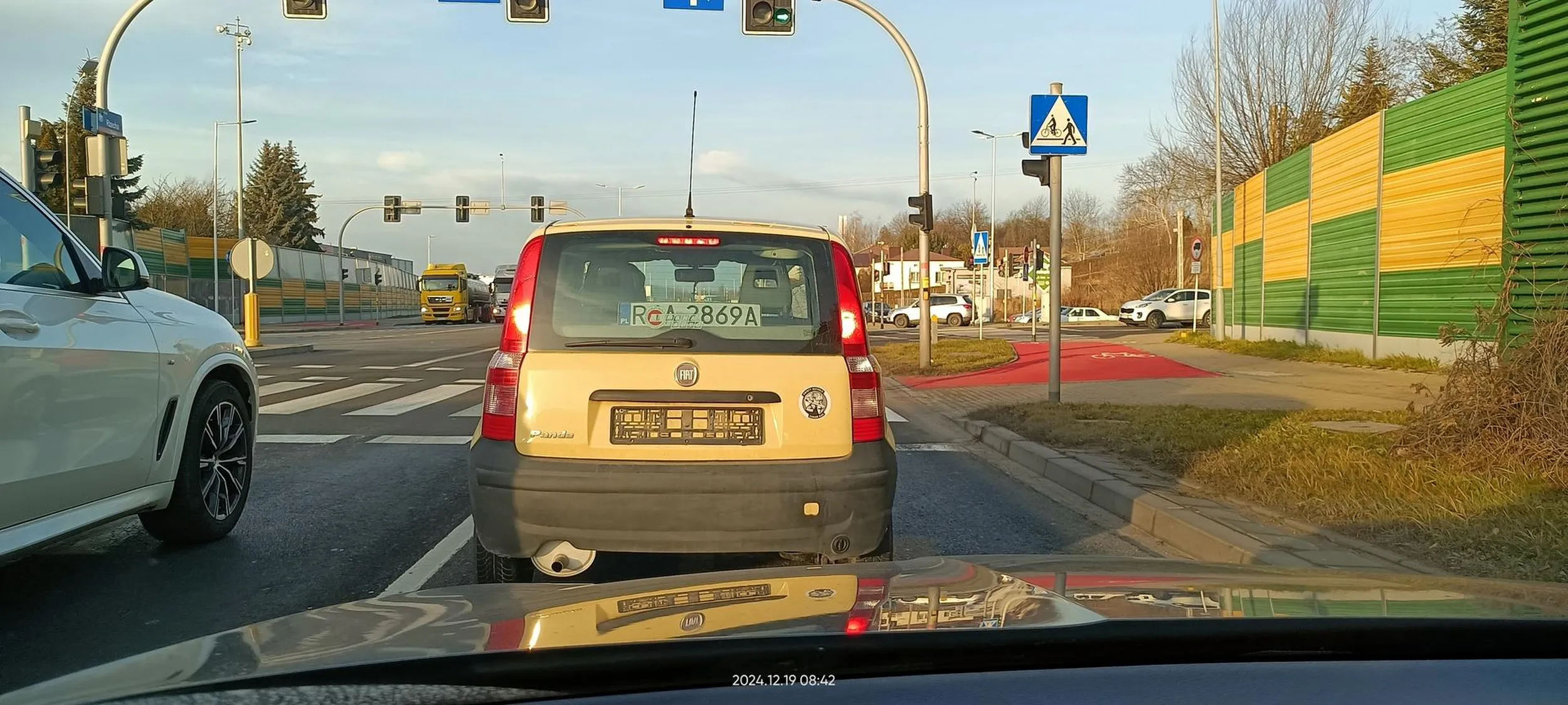 Kretyn się wpycha na chama, na rondzie się nie potrafi zachować.