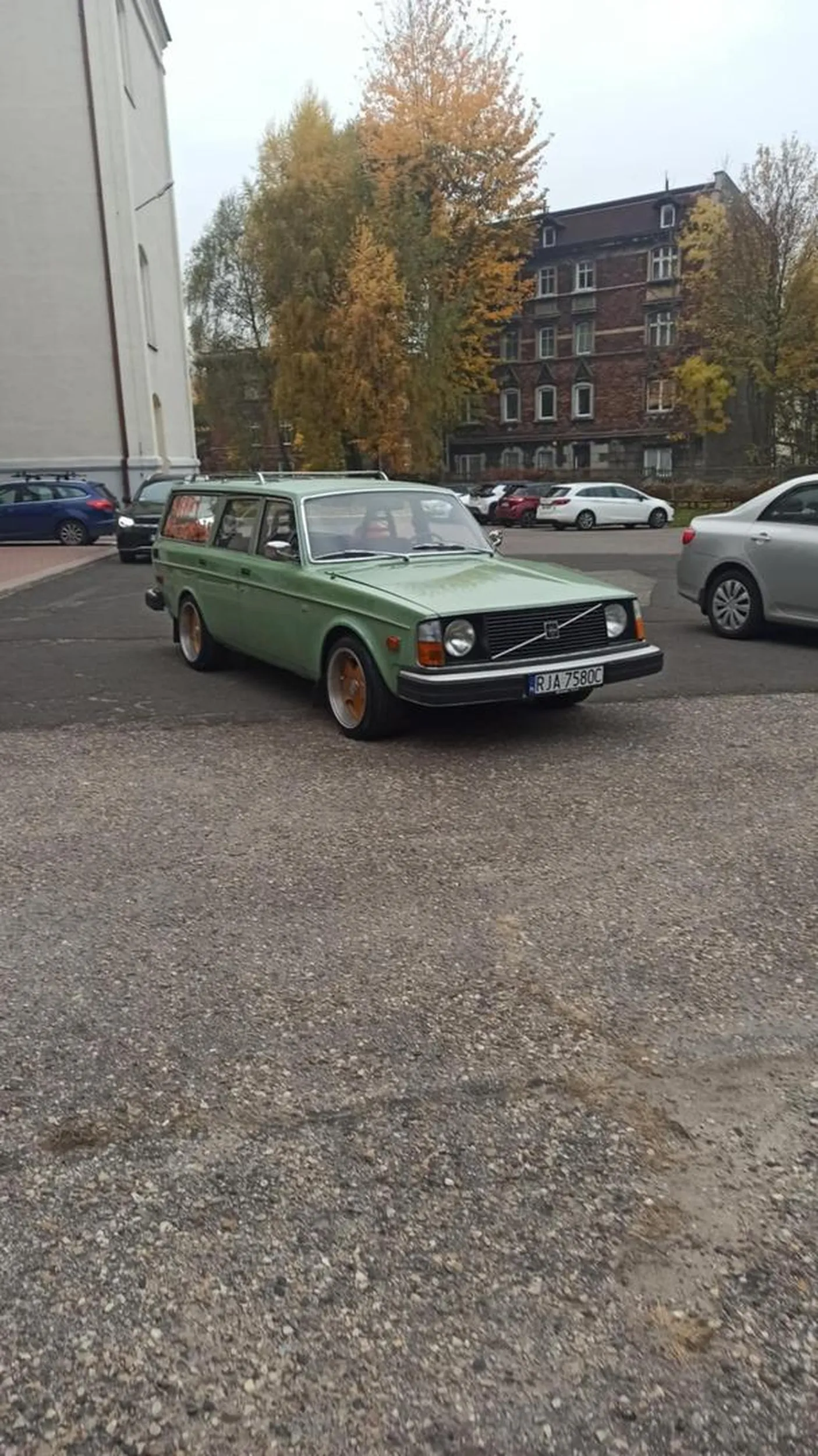 Ładny samochód taki oldshoolowy polecam