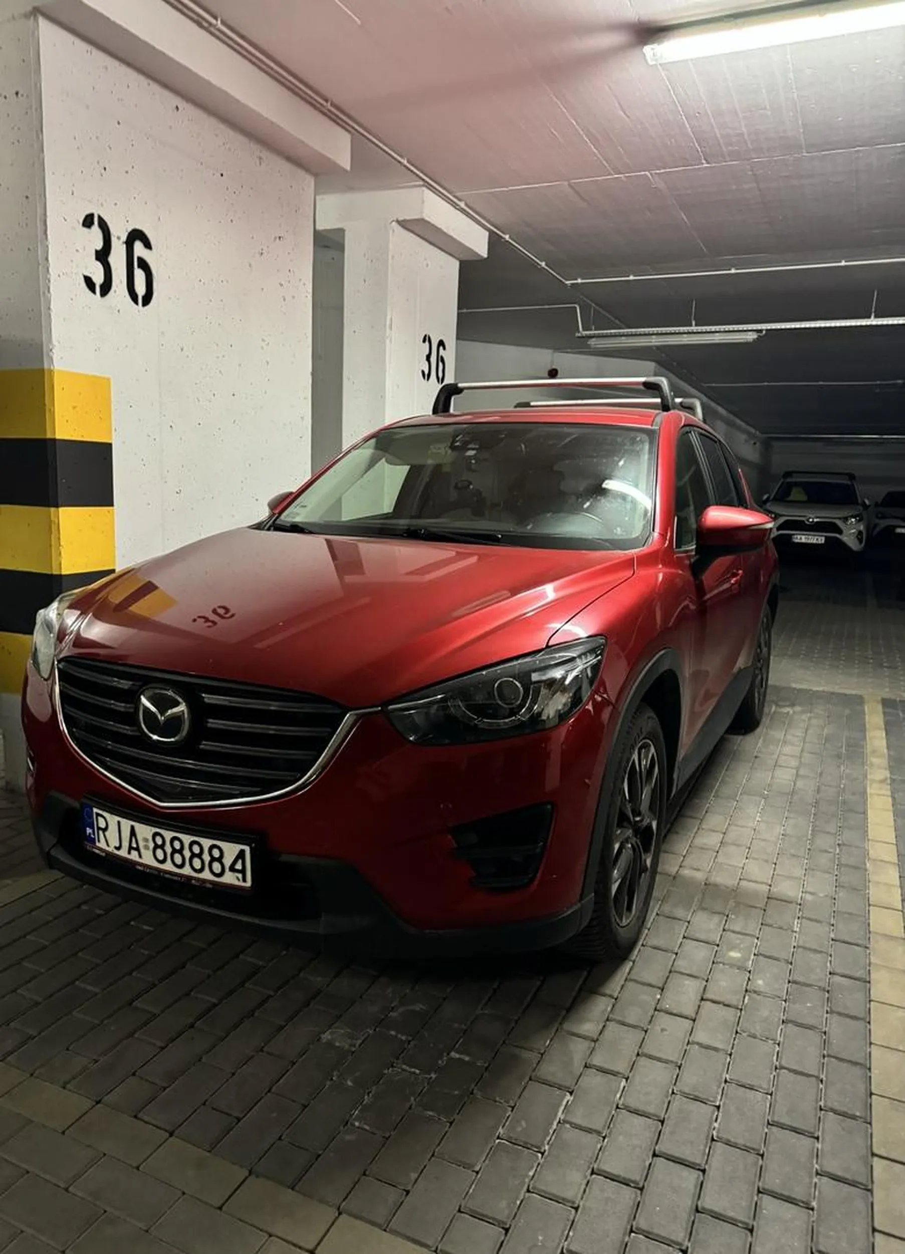 pajac staje na prywatnym miejscu w parkingu podziemnym…