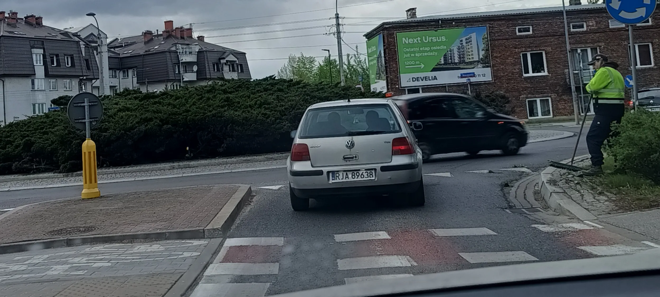 Pacan chwilę wcześniej w Warszawie przejechał mi przed nosem wjeżdżając na skrzyżowanie z przejściem dla pieszych na czerwonym sygnalizatorze świetlnym i prawie we mnie uderzył