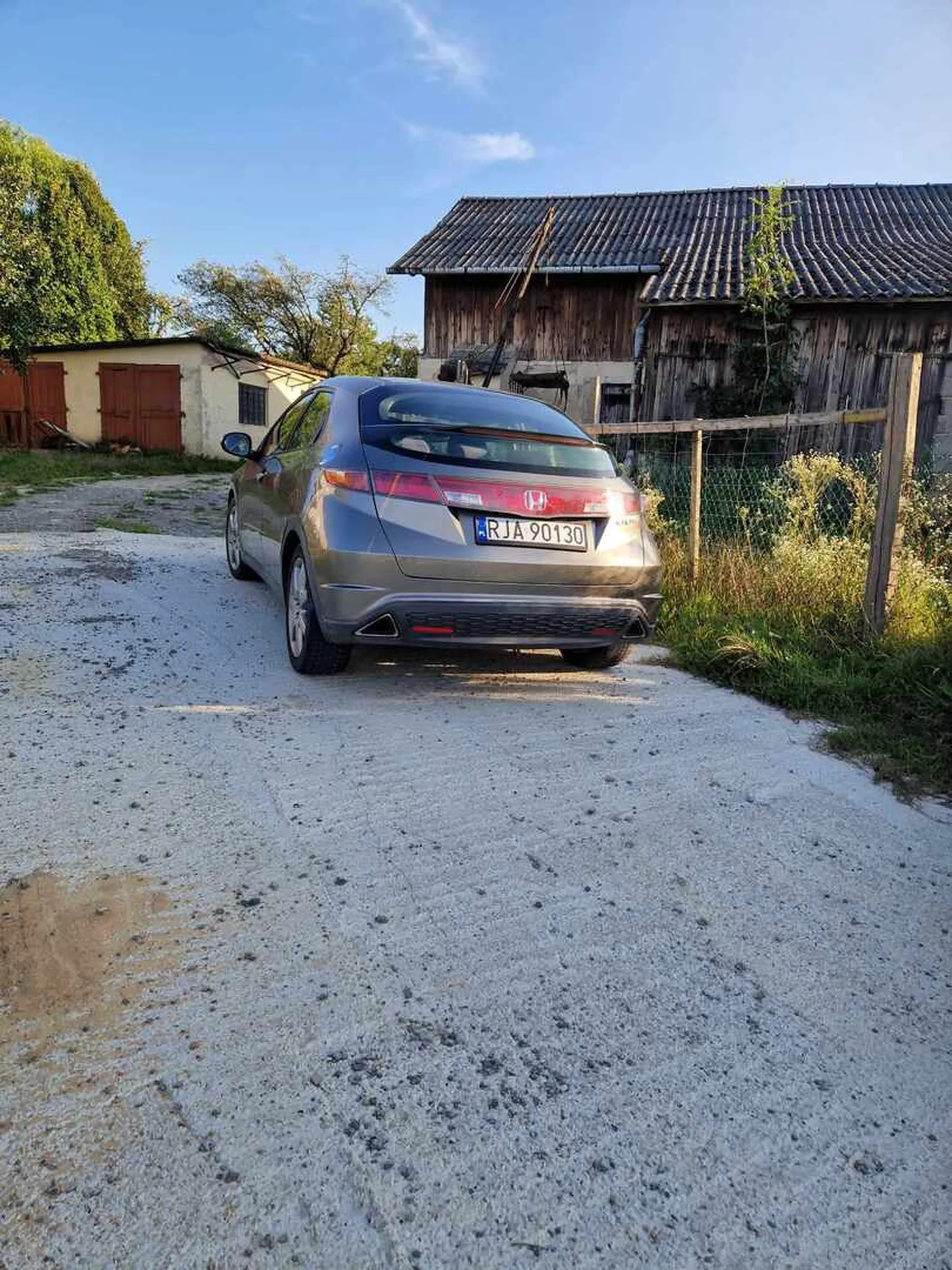 Parkuje na cudzej posiadłości blokując wjazd.