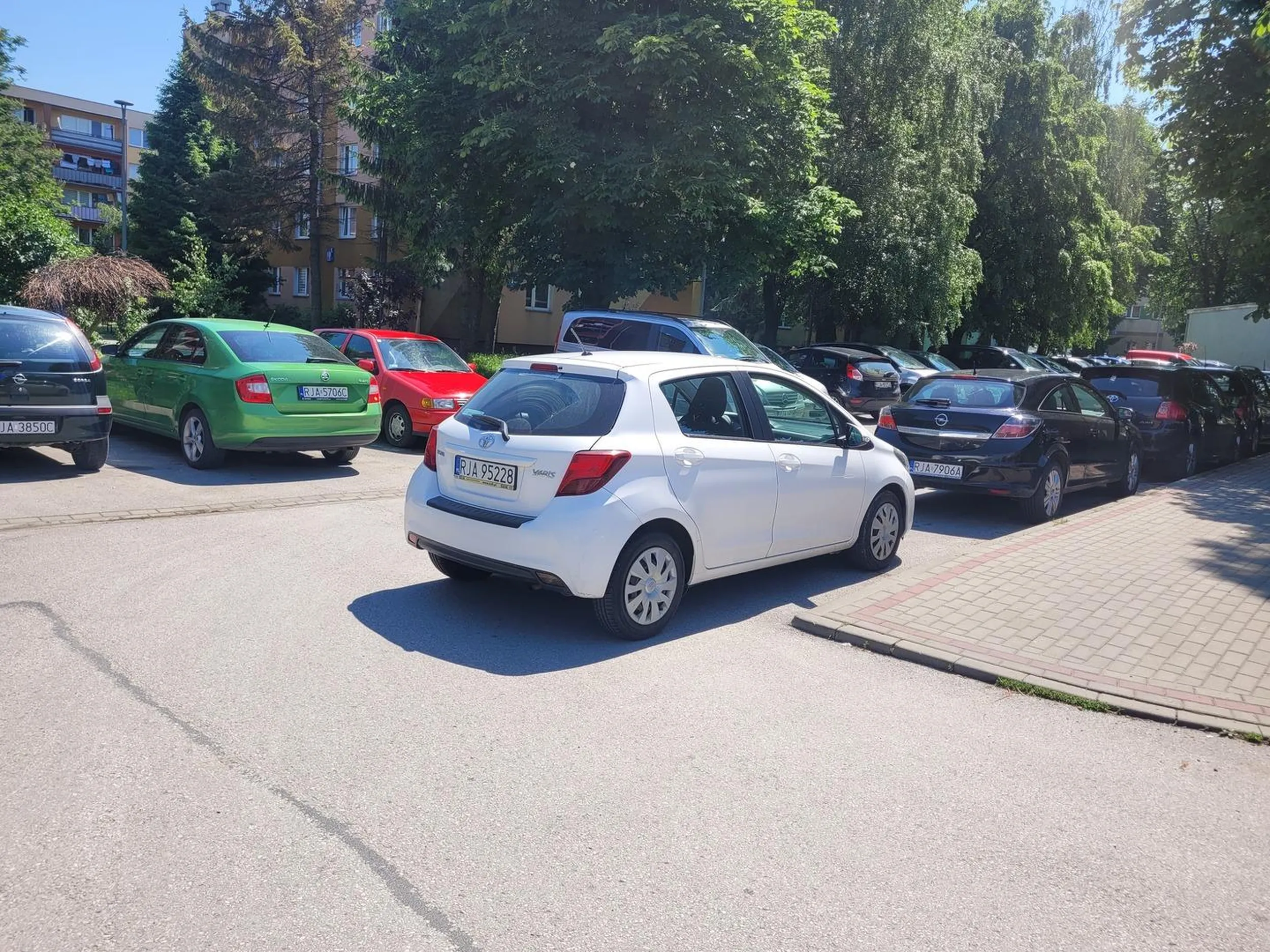 Wielki samochód to trzeba szeroko zaparkować, przy okazji aby nikt inny nie zaparkował