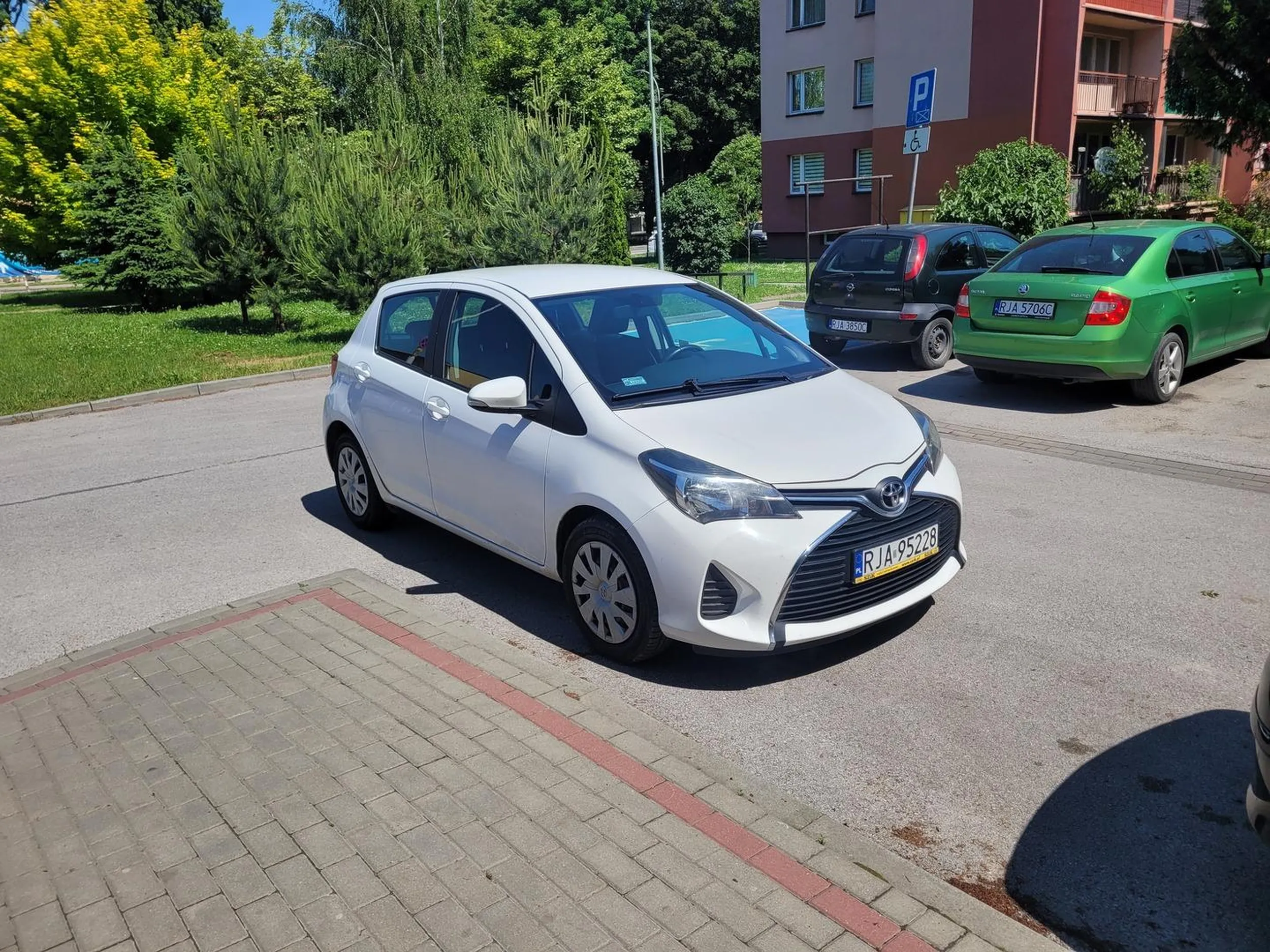 Wielki samochód to trzeba szeroko zaparkować, przy okazji aby nikt inny nie zaparkował