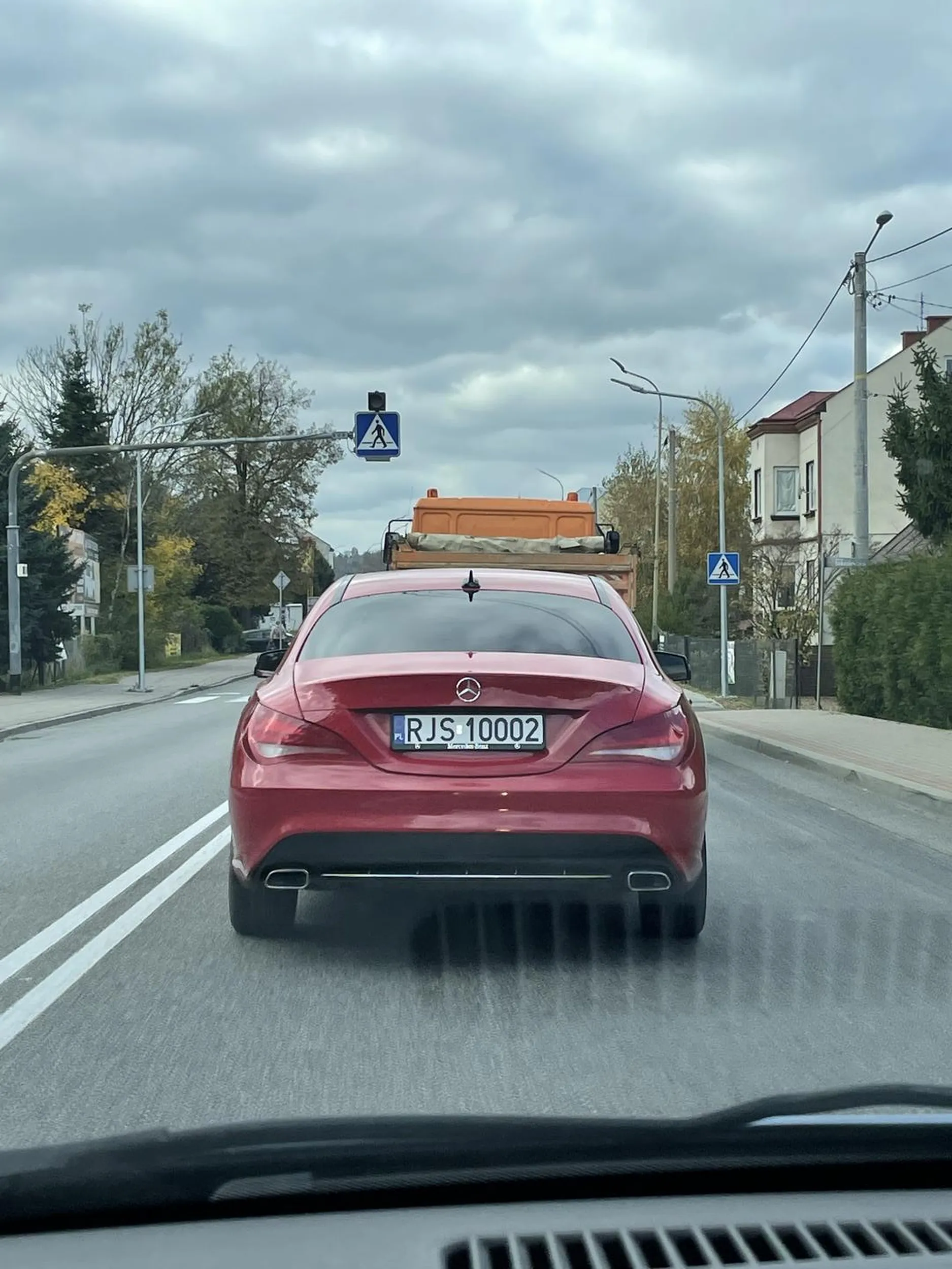 Jak cię ktoś puszcza na drodze to wypadałoby podziękować. To że masz mercedesa nie znaczy że jesteś pępkiem świata, nie pozdrawiam.