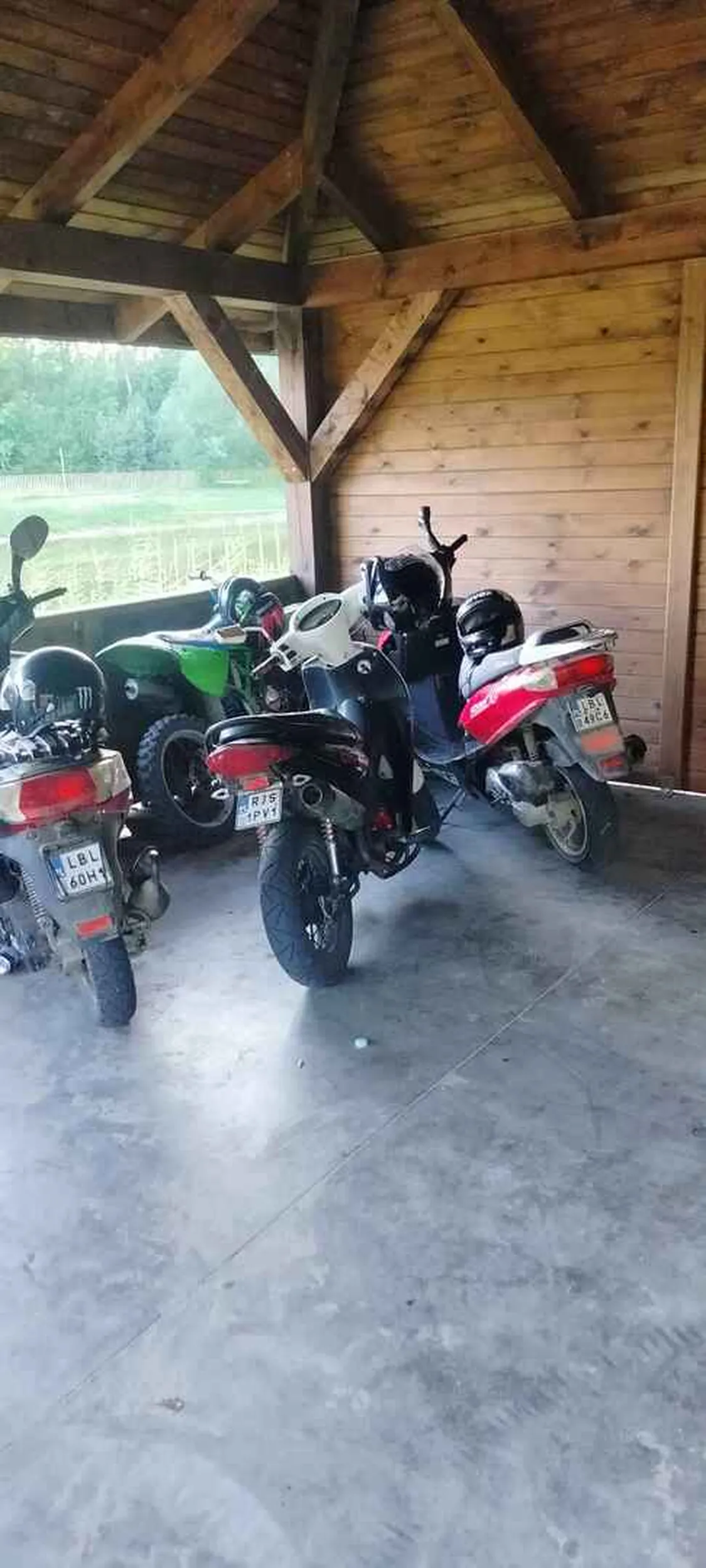 bardzo dobry kierowca oraz organizator w pelni legalnych wyscigow bestii lesnych i nie tylko. Polecam pana kierowce.