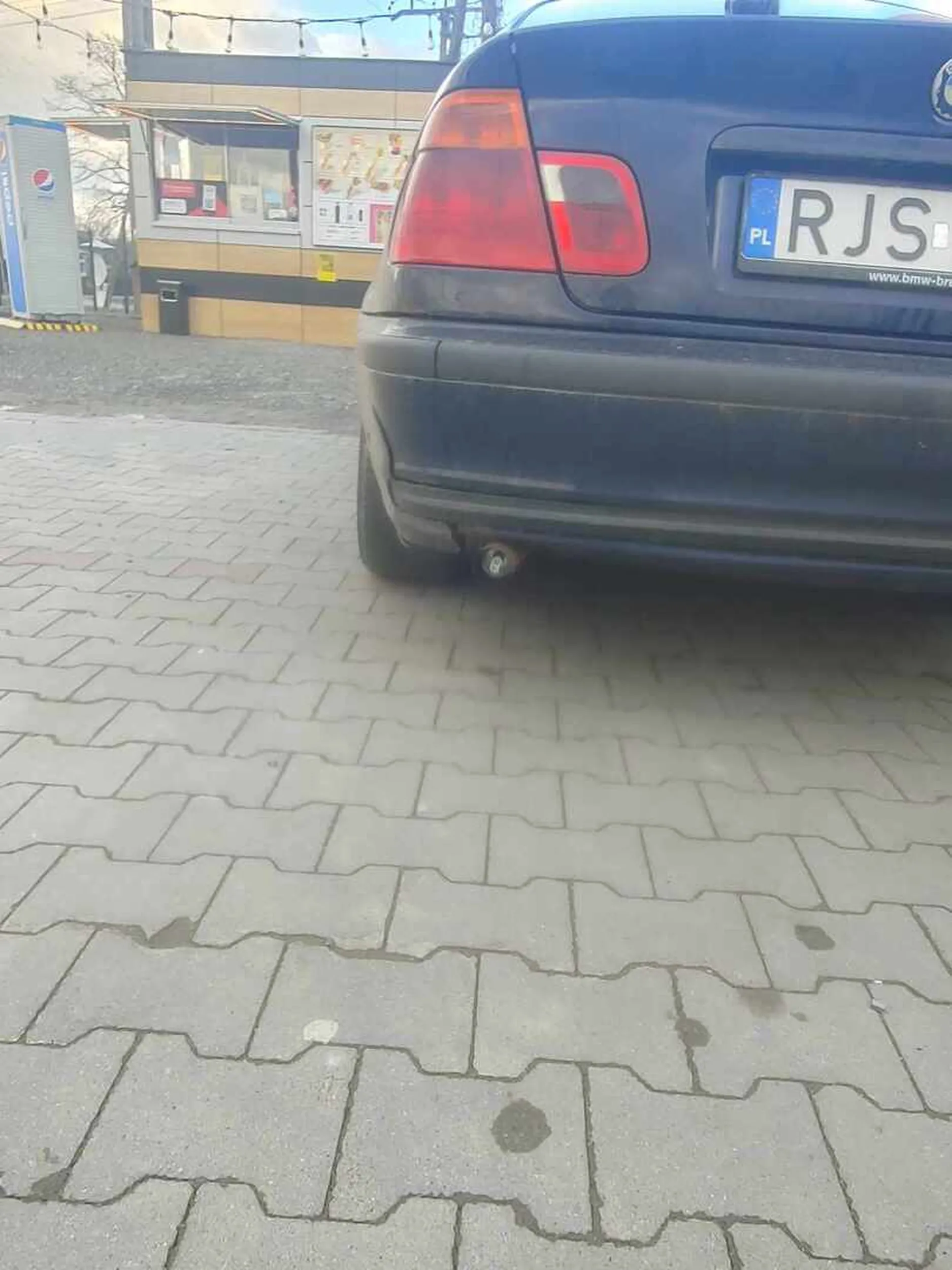 Jeździ samochodem marki BMW. Pojazd niezdatny do poruszania się po drogach publicznych oraz stwarzający zagrożenie w ruchu lądowym. Naprawy blacharskie naprawiane puszką z piwa. Diagnosta od paru dobrych lat nie widział tego samochodu na oczy. Nie pozdrawiam