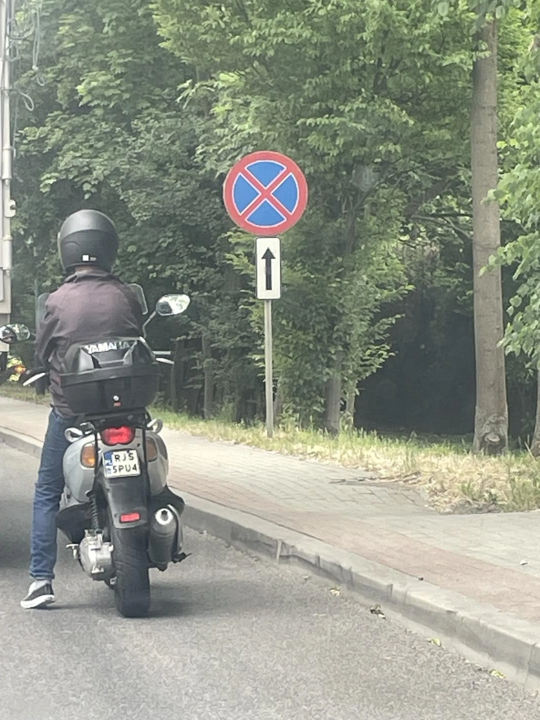 Rozrzuca śmieci dookoła siebie