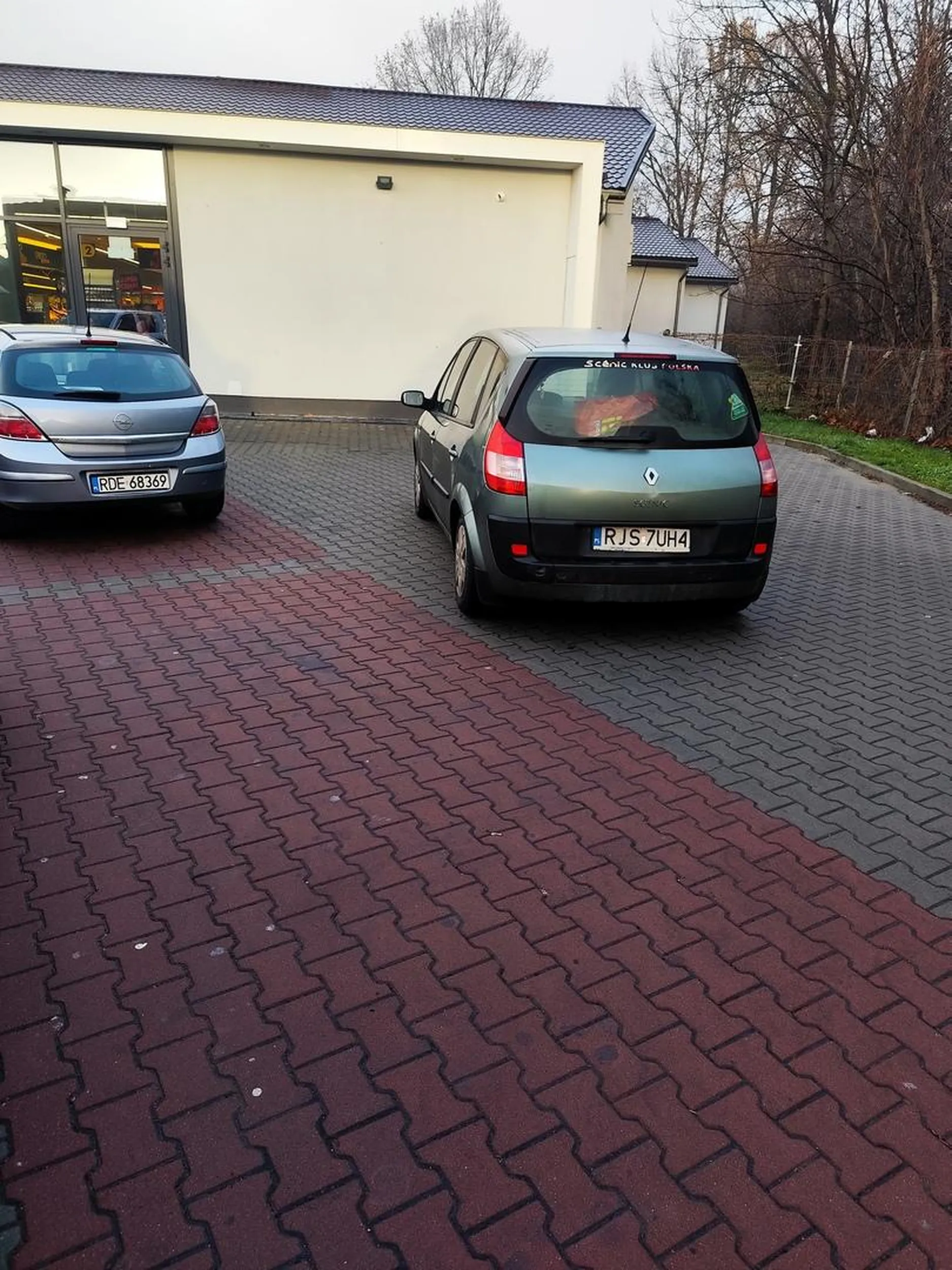 Trzeba mieć siano w głowie żeby tak parkować i blokować przejazd. I to drugi dzień z rzędu