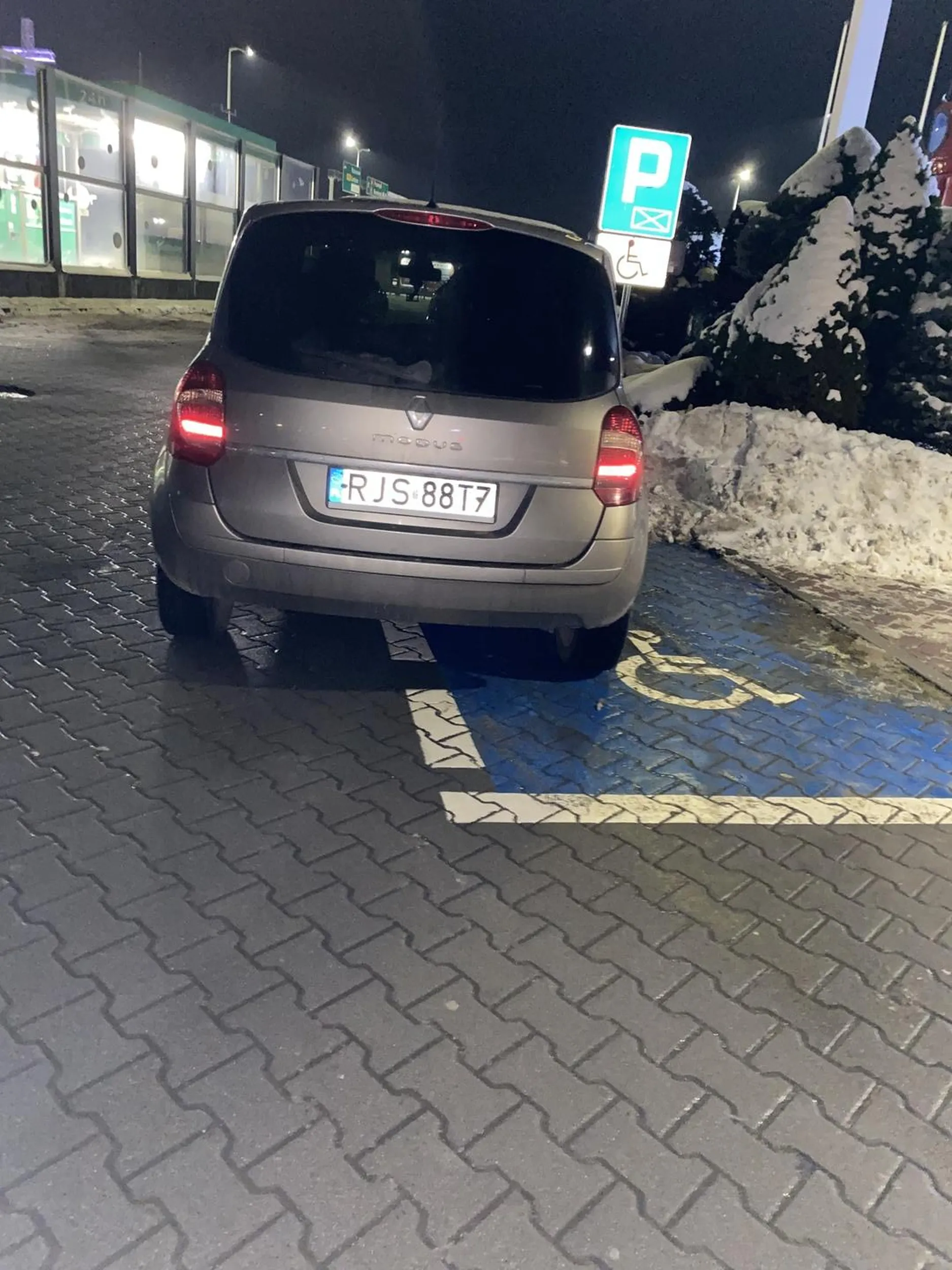 Wzorowe parkowanie. Pozdrawiam Starszy Aspirant J.D