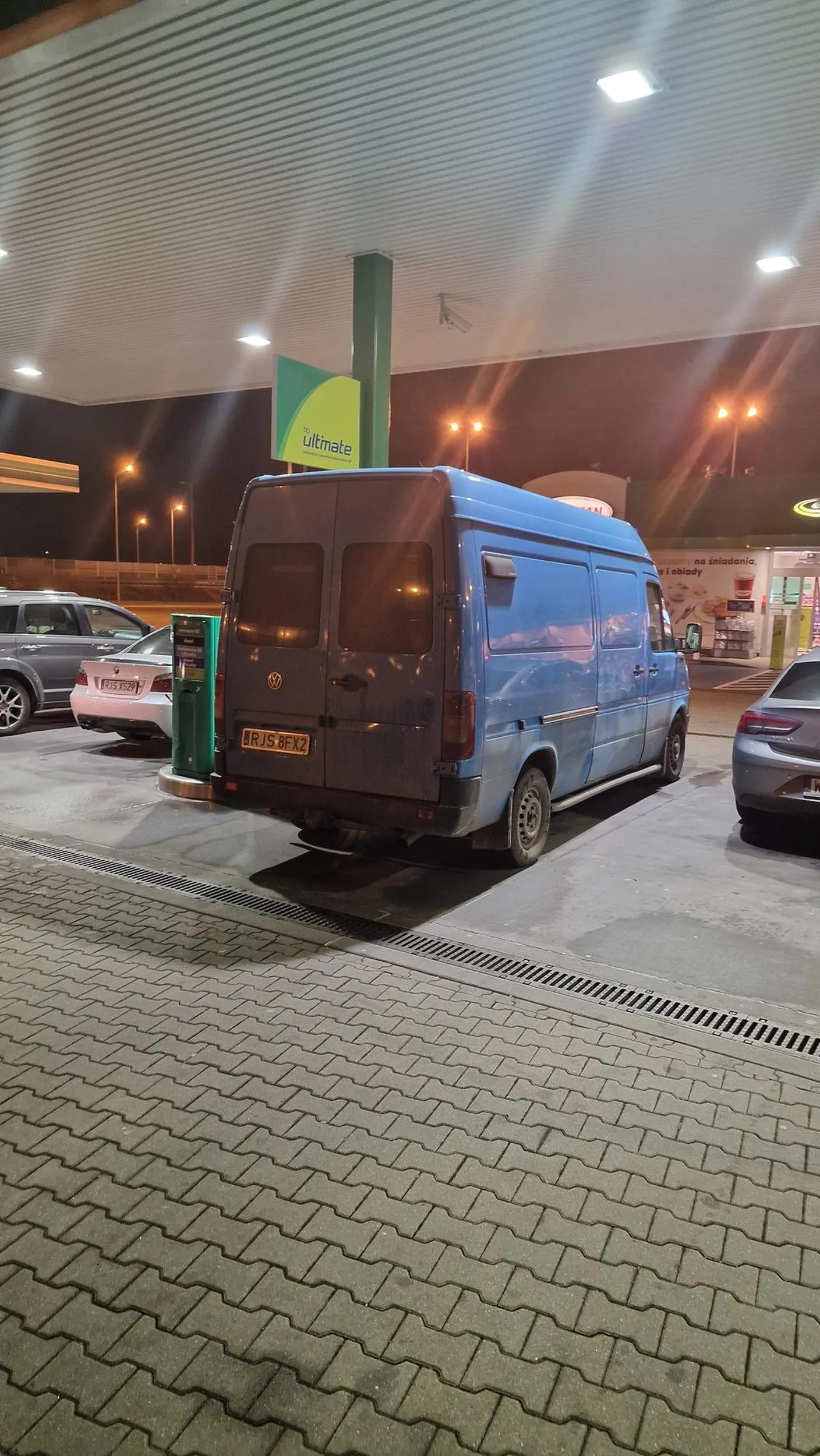 Cham i prostak. Widać od razu że Polska B. Nie powinien wyjeżdżać poza Jaslo