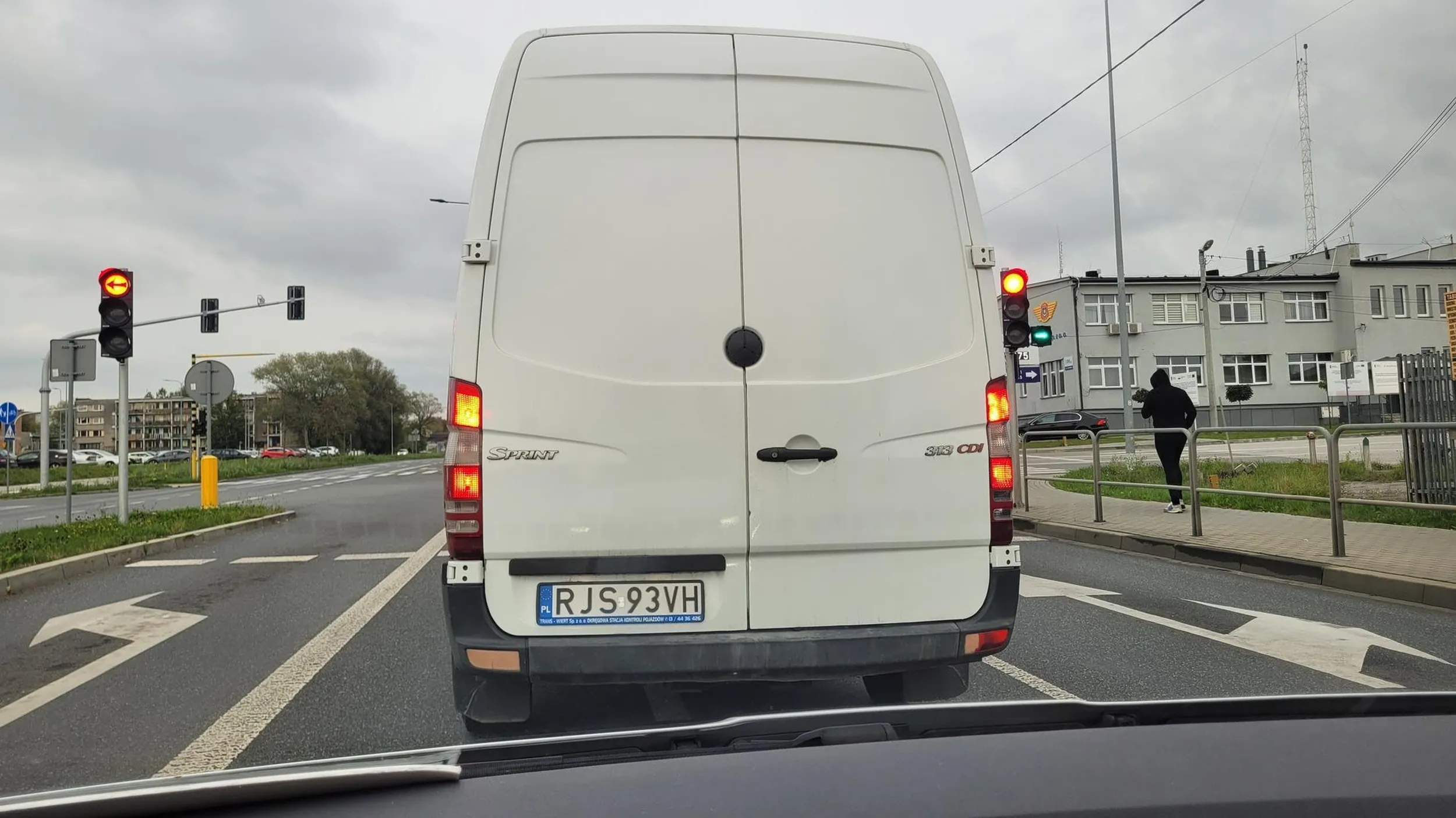 Bardzo niekulturalny pasażer, pokazuje środkowy palec mijając moje auto.