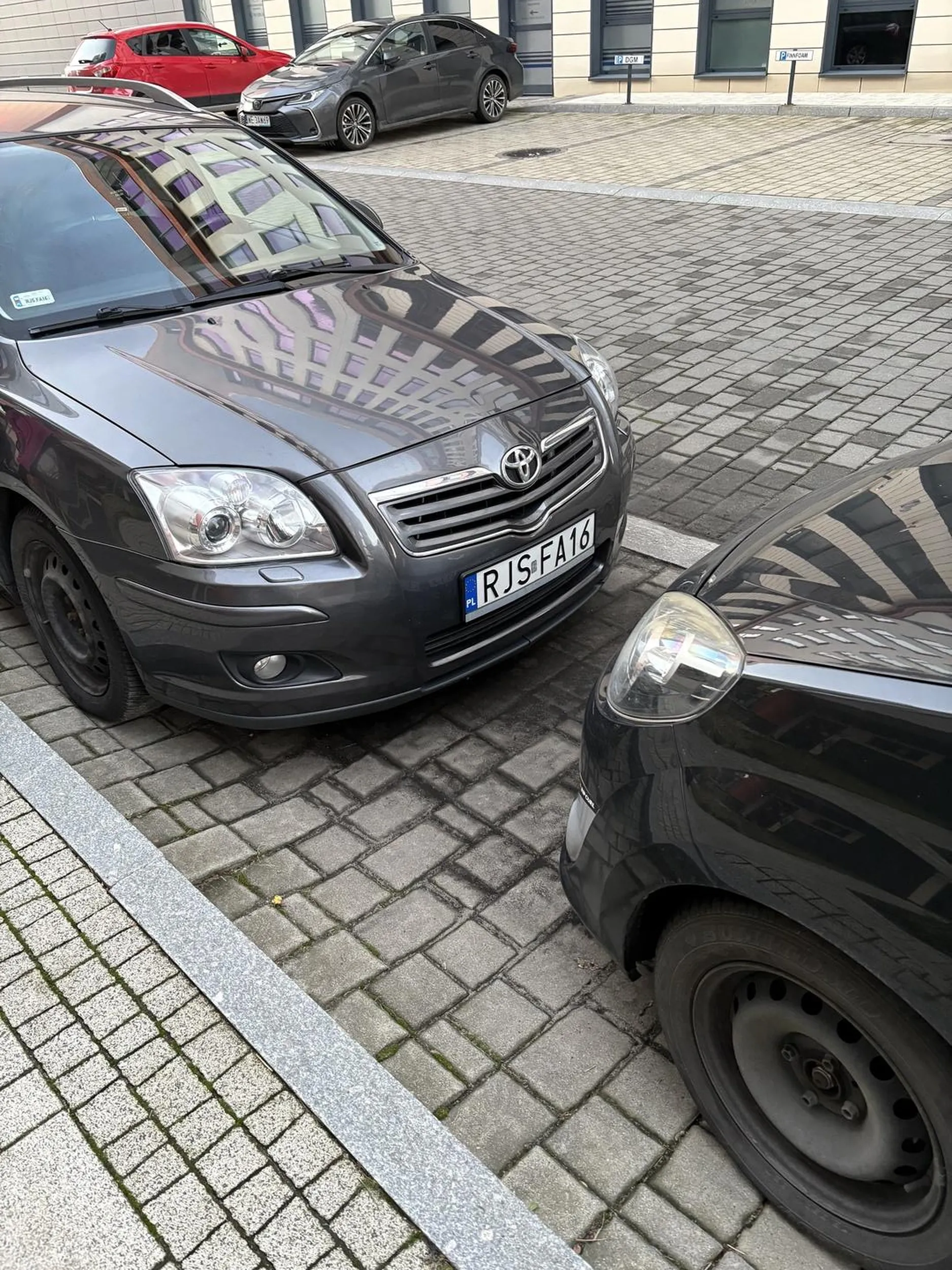 Typ który nie ma mózgu, może sprzedał na allegro, nie potrafi parkować w dodatku uprzykrza codzienne życie ludziom którzy nie są niczemu winni, wyzywa ludzi, grozi, próbuje iść z rękami do kobiety co jest absurdalne. Nie można przejść obok chodnikiem bo król stoi na środku zajmując cały chodnik. Wymusza pierwszeństwo z wyjazdu bo jemu się należy, do kobiet jest wulgarny, trąbi i wyzywa przez okno. Z takim człowiekiem należałoby coś zrobić. PATOLOGIA cham burak i prostak, który swoje kompleksy leczy obrażając innych. Żałosne czasy…