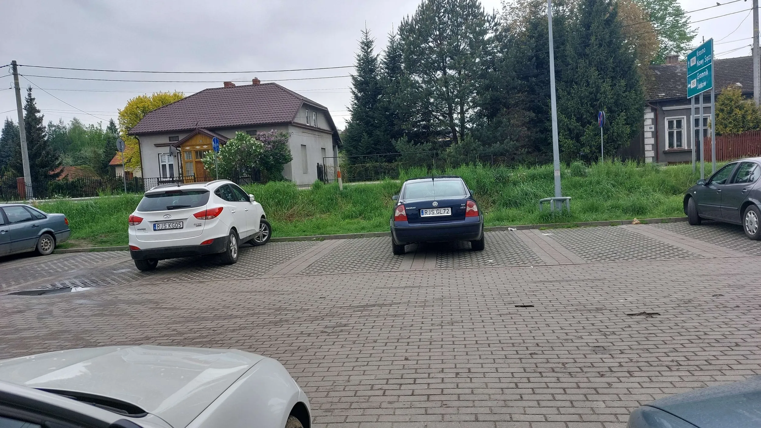 nie pozdrawiam mistrzów parkowania z Jasła, pod biedronką pełny parking tylko dziura obok nich, faktycznie warto trzymać dystans.