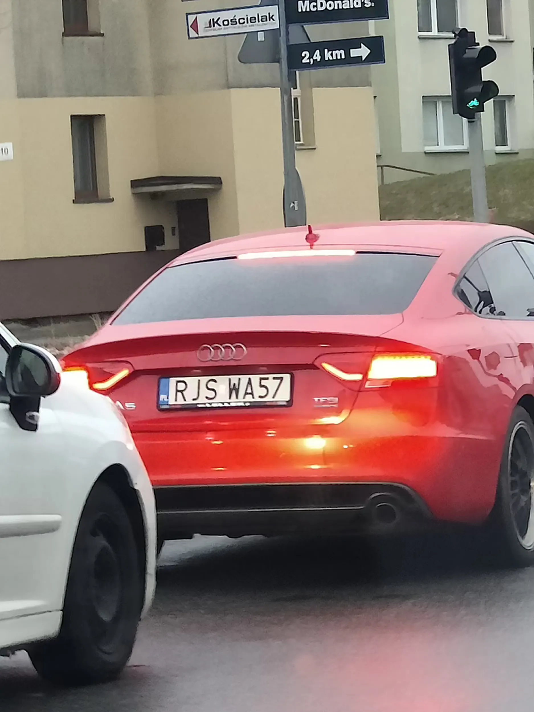 Wyprzedzając po kolei wiele samochodów na skrzyżowaniu!