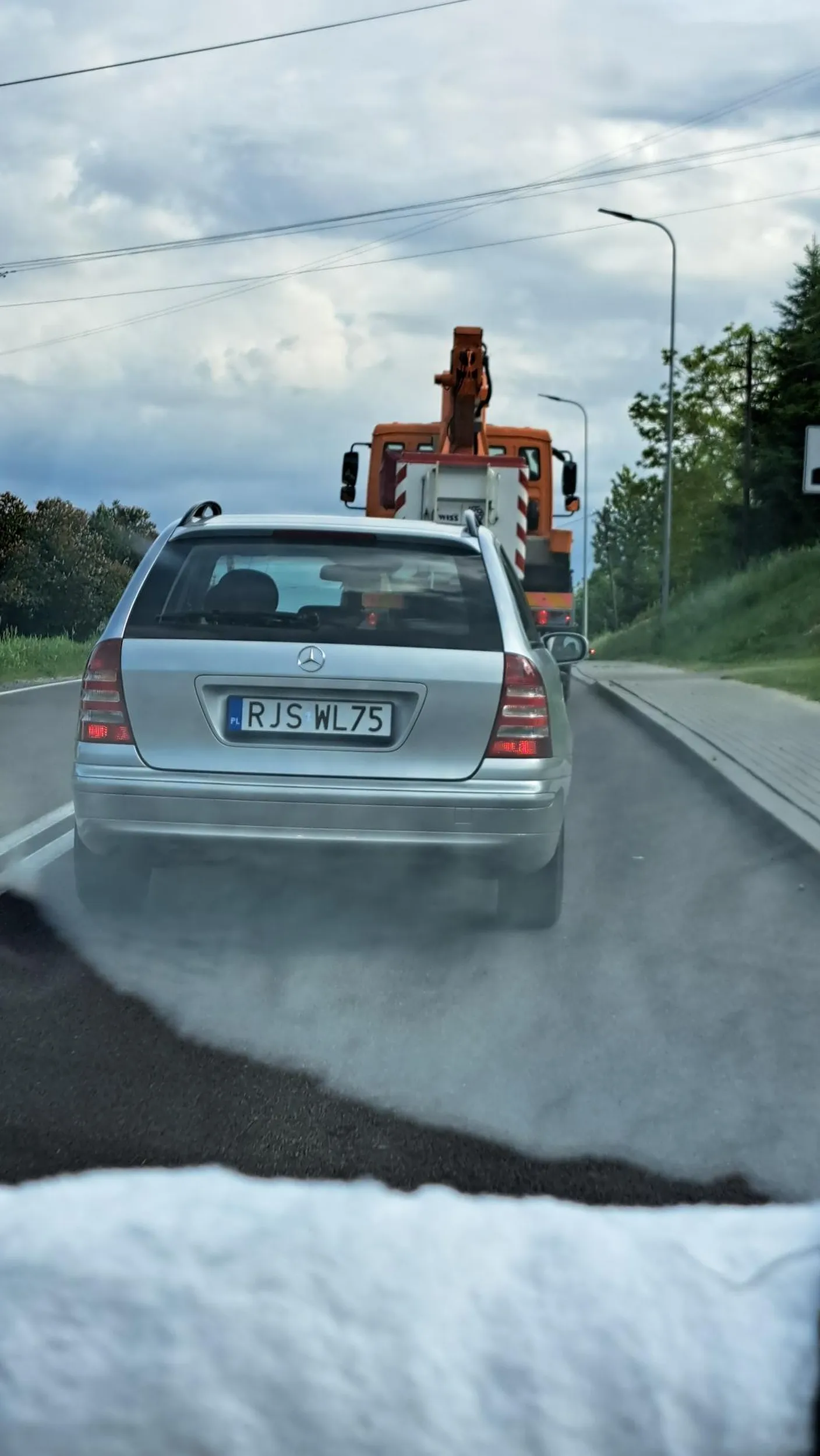 Głupia baba, człowiek jeszcze z ronda nie zdążył zjechać a ta wypruła na podwójnej ciągłej i wyprzedza... do granic powalona, chyba babo zapomniałaś że zagrożenie na drodze nie tylko dla siebie stwarzasz