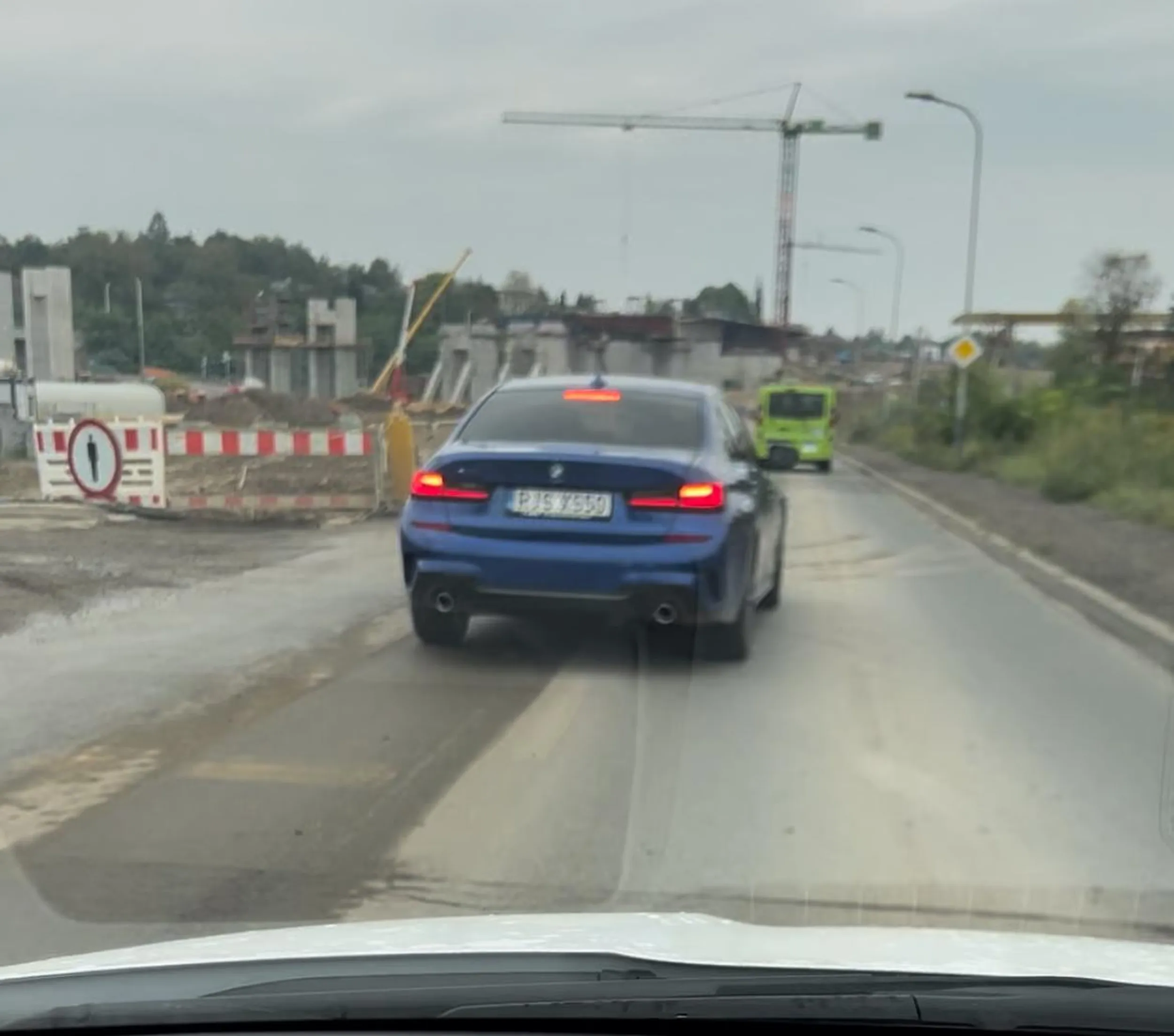 Młoda dama w granatowym BMW 3 trzyma się pieszych na zderzaku i niestety tak się śpieszy że wyprzedzanie na przejściu dla pieszych to codzienność… Przykre to proszę pani, ale prawdziwe.