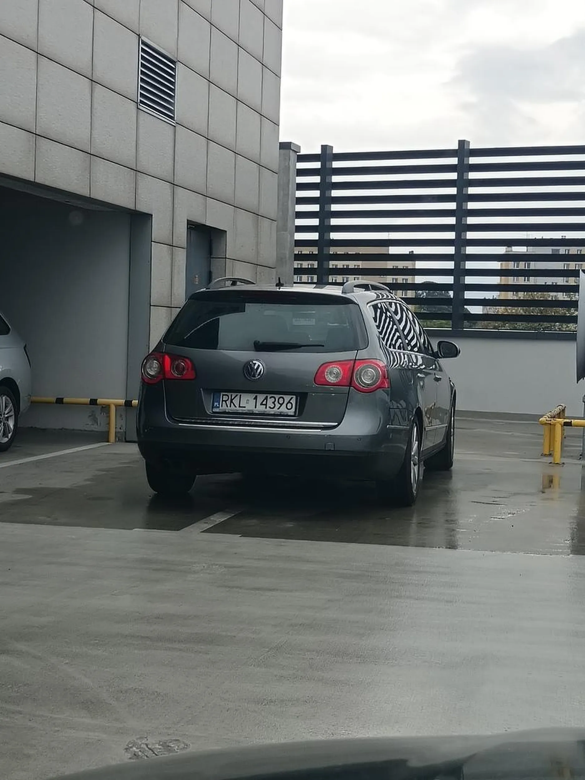 Brawo bucu z Kolbuszowej, parkowanie zdawane w Chamskim Wydziale Ruchu Drogowego, nie ma miejsc, a ten parkuje na dwóch