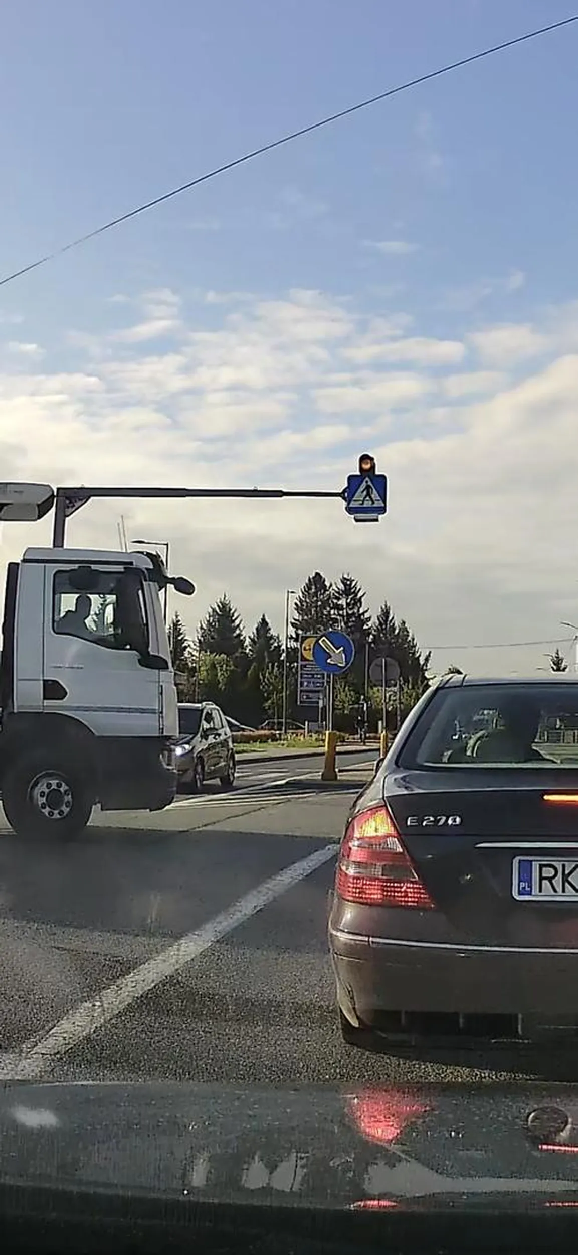 Odpowiedzialny tatuś i kierowca-niedlugo we więzieniu lub w trumnie ewentualnie z długami. 1.Na tarnobrzeskiej wyhamował mnie przed przejściem dla pieszych i nie przepuścił jej idącej z rowerem.1500zl Potem hamował bez sensu żeby mając pierwszeństwo gwałtowanie zahamować przed wymuszająca ciężarówka. Brawo. Miałeś pierwszeństwo jednak chciałeś sprowokować kolizję. Po strabieniu przeze mnie urazone ego podstarzałego mercedesiarza się uruchomiło i zacząłeś sprawdzać moje hamulce. Są sprawne. Ten materiał po sprawdzeniu w cepiku wyślę twojemu ubezpieczycielowi-ucieszy się zdejmując ci zniżki. Potem śmiesznym telefonem jak cie wyprzedziłem, bo za takim niebezpiecznym typem strach jechać robiłeś sobie selfie chyba ;-) żeby za rok przypomnieć dziecku jakiego ma ojca bo siedziało obok. Prawdopodobnie bez fotelika. Cały materiał zabezpieczyłem na potrzeby policji jakbyś potrzebował. Byłbym zapomnial: nie hamuj jak cipa 200m przed autami bez sensu skoro lubisz testować hamulce. Najlepiej w osta