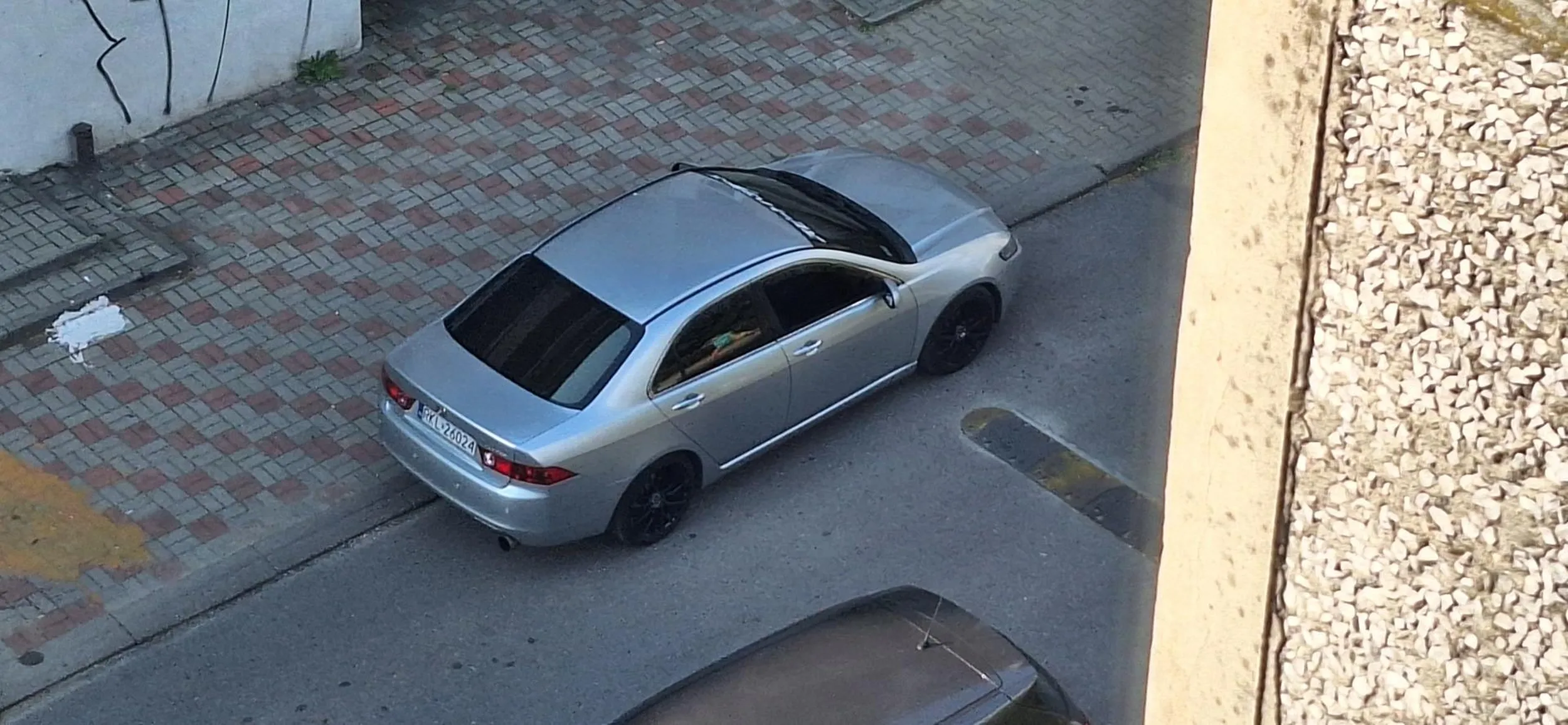 Ukraiński pusty łeb blokuje osiedlową uliczkę i ma gdzieś innych, mimo że jest w sklepie obok a ludzie trąbią.