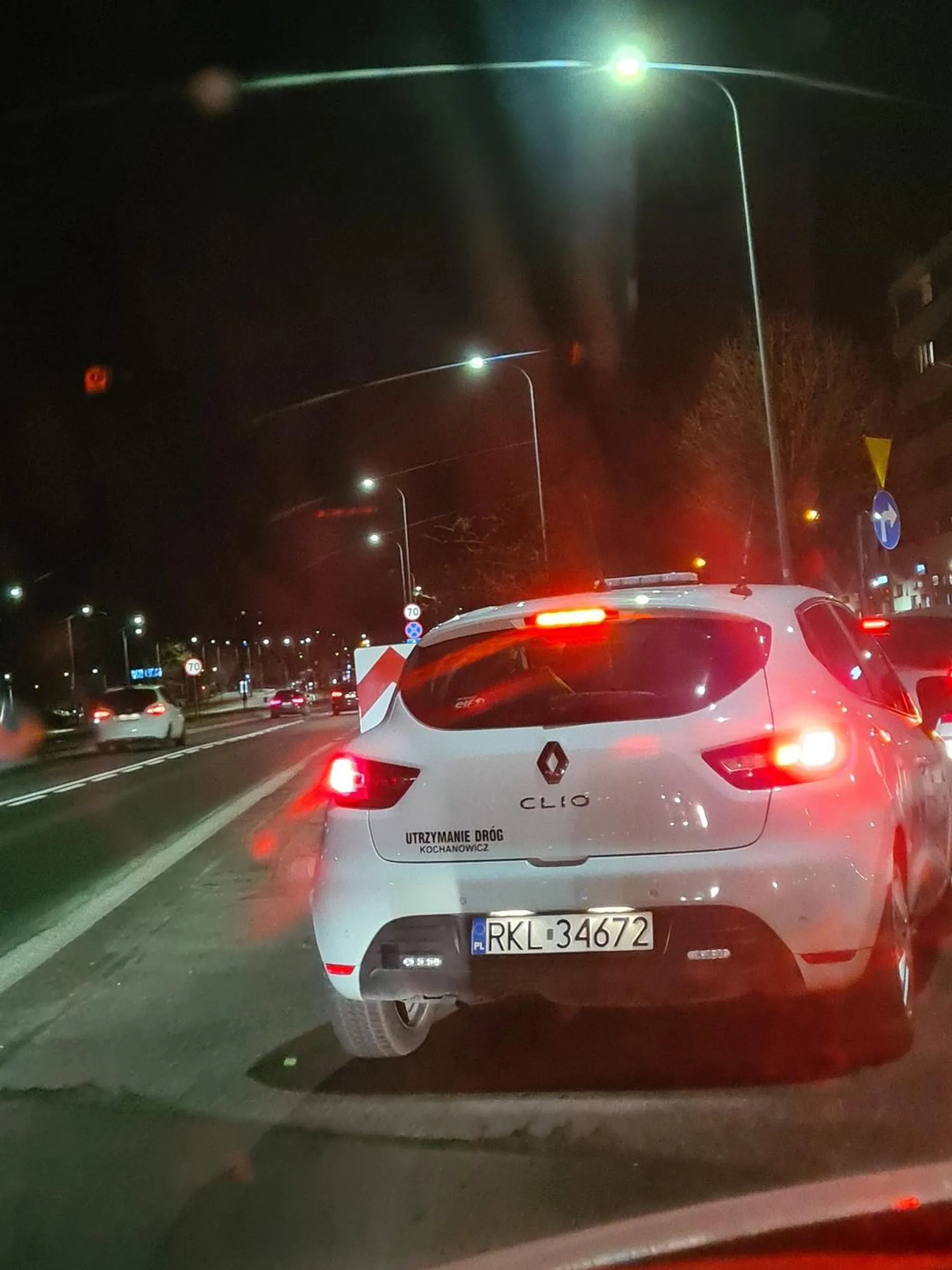 Kierowca wymusza pierwszeństwo i stwarza zagrożenie na drodze