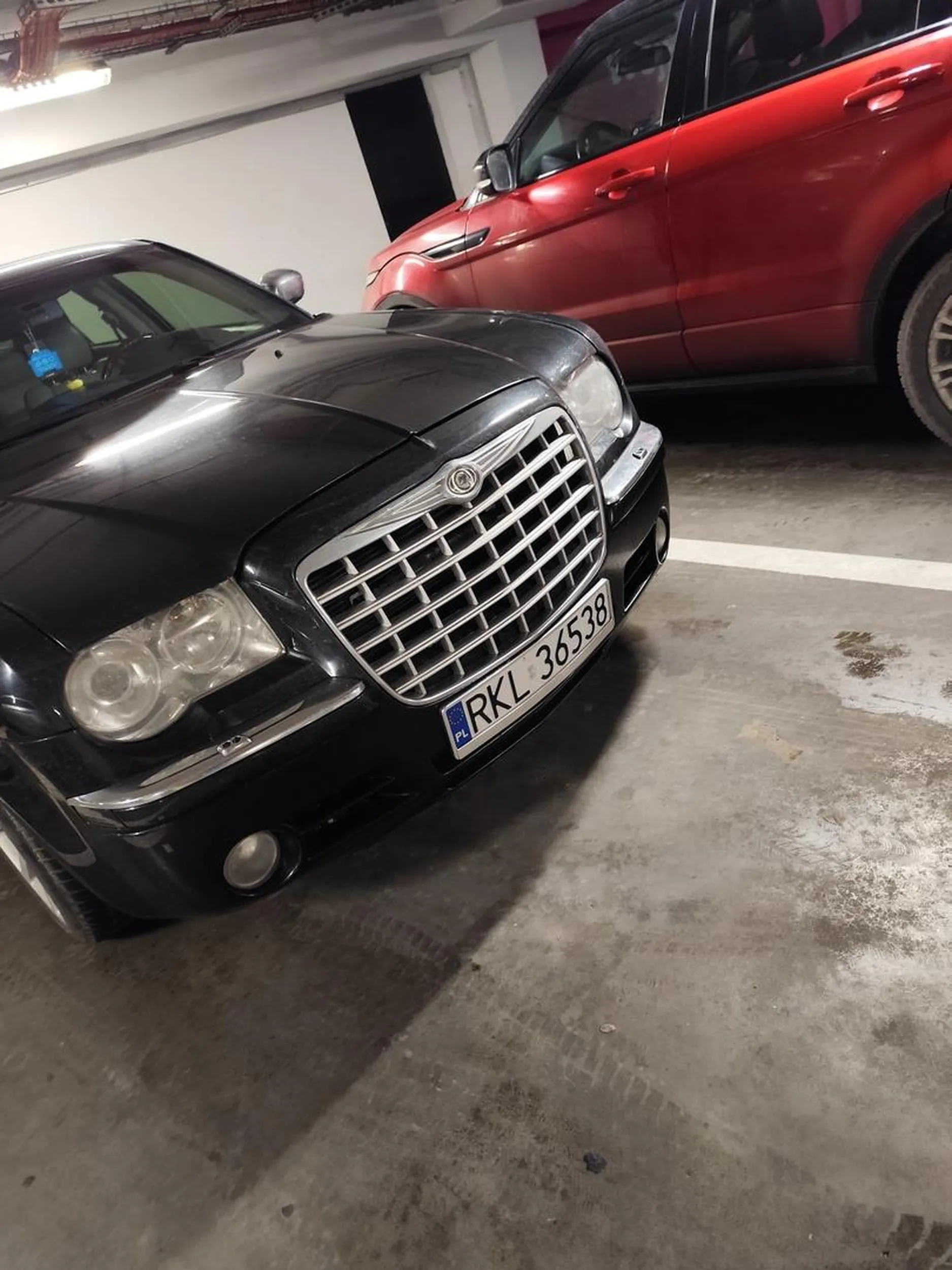 Nie umie parkować w galerii, pracownicy nie mogą przejść przez pół dnia a to jest korytarz gdzie chodzimy z wózkami itp