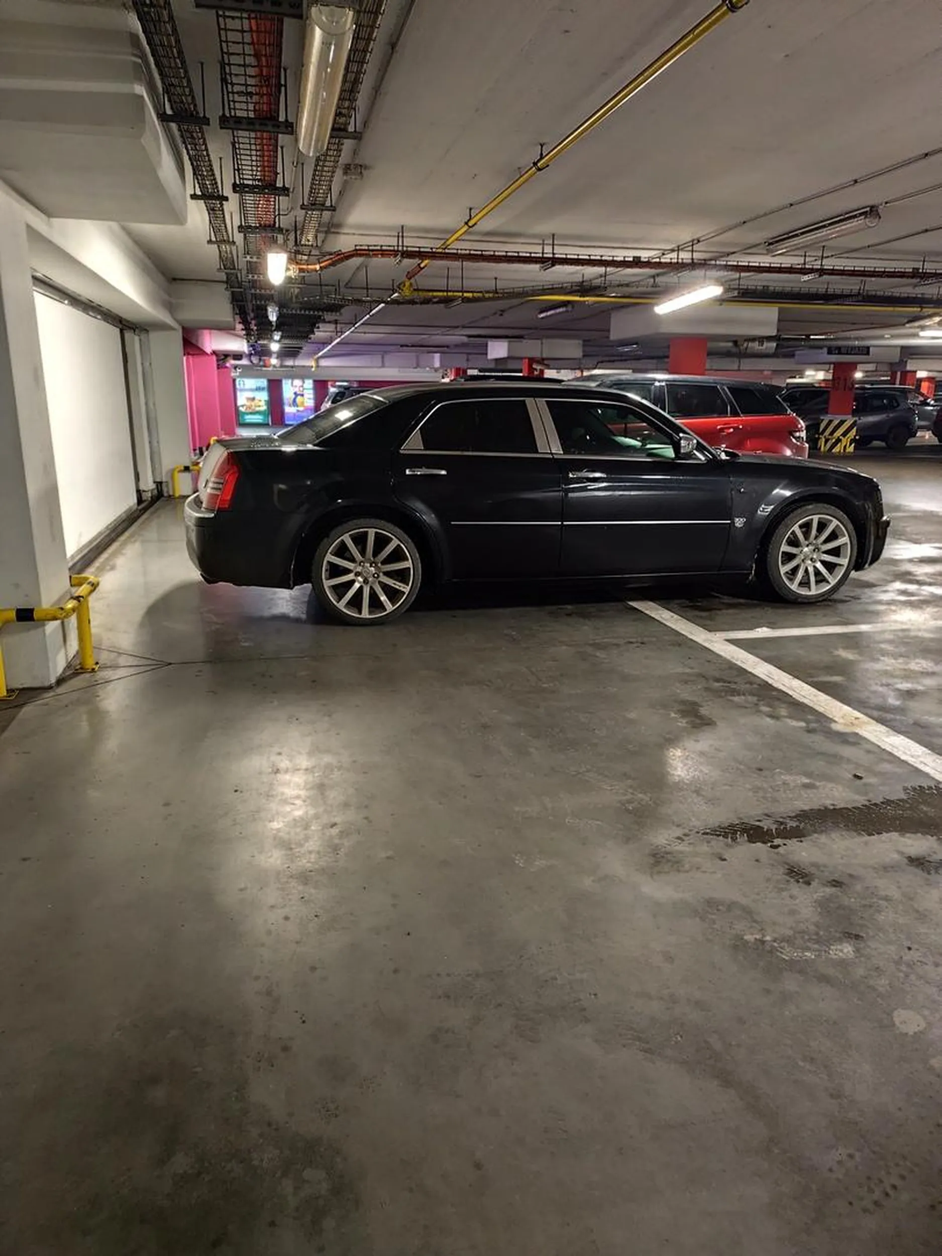 Nie umie parkować w galerii, pracownicy nie mogą przejść przez pół dnia a to jest korytarz gdzie chodzimy z wózkami itp