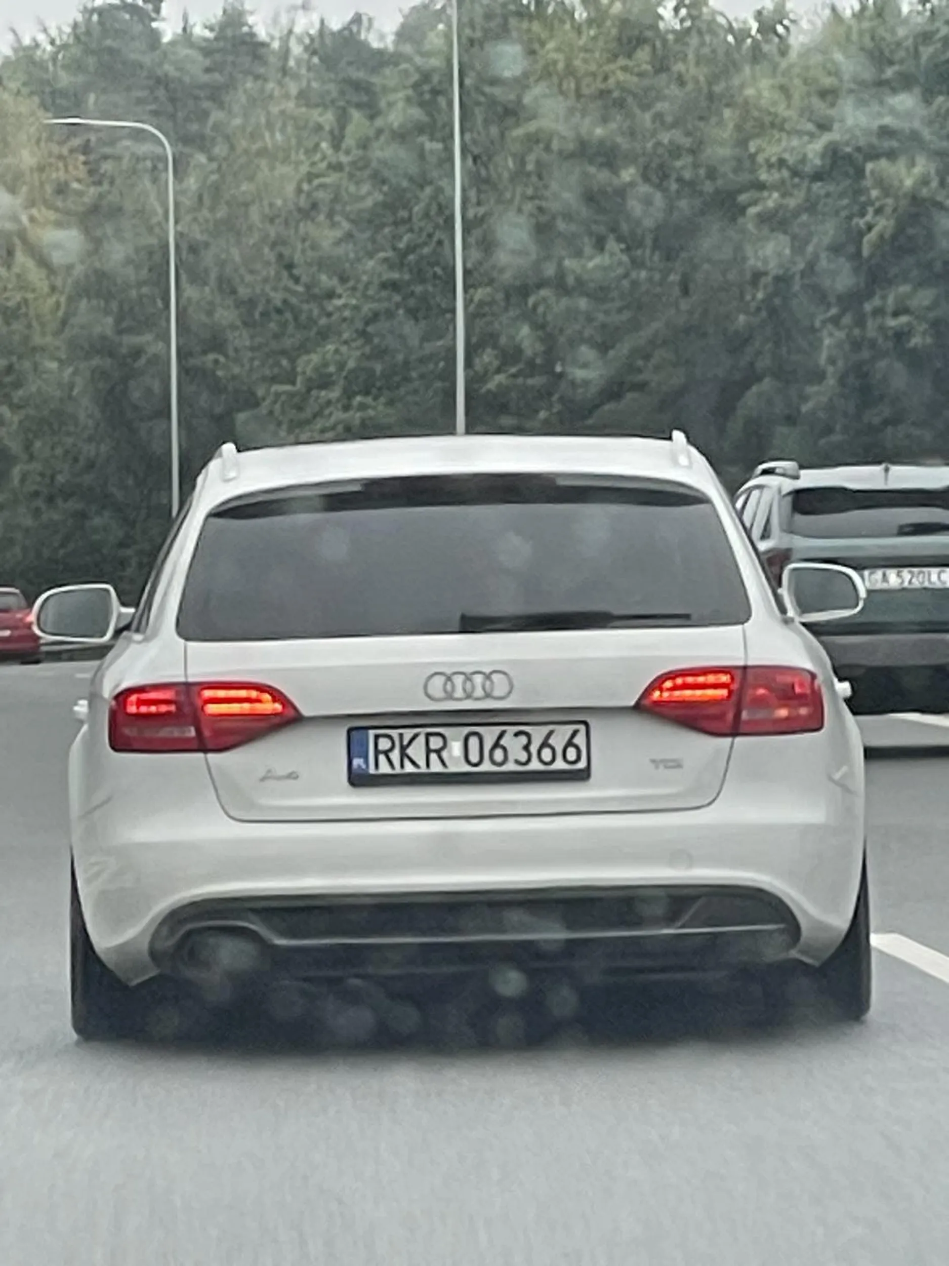 Wpieprza się przed maskę na lewym pasie na obwodnicy