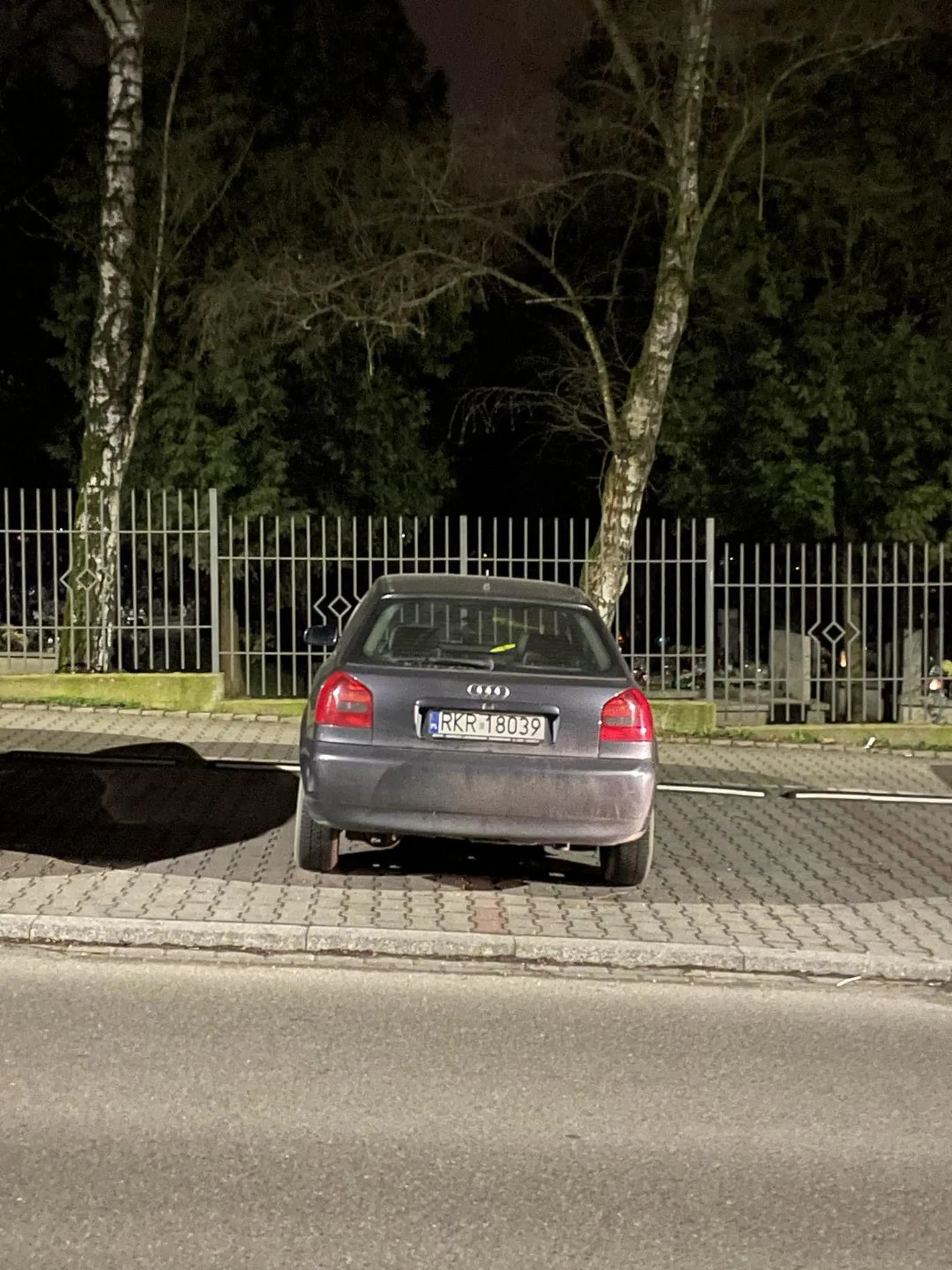 Wlasciciel pojazdu nie umie parkowac na jednym miejscu postojowym, zawsze zajmuje min dwa