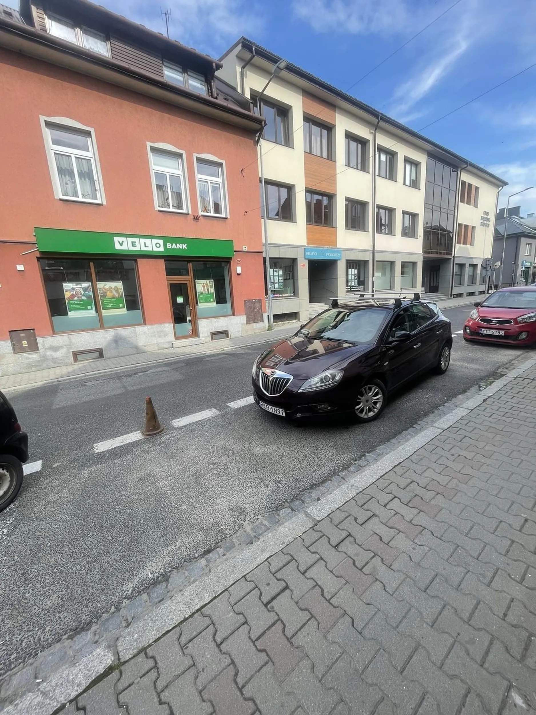 Super parkowanie, tardycyjnie troszkę na ulicy tak żeby drugie auto się nie zmieściło ?