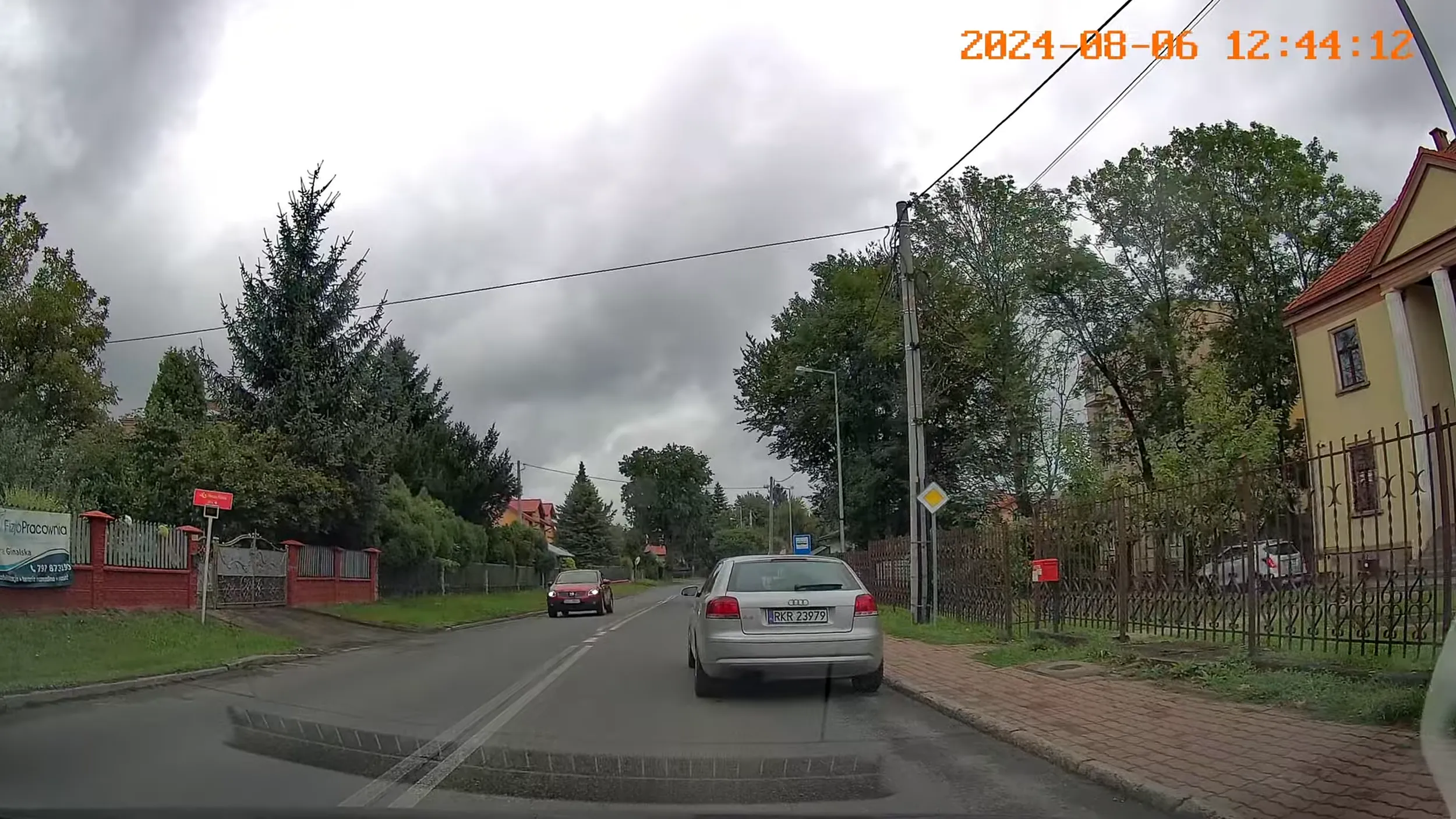 Skandaliczne parkowanie na srodku ulicy, kiedy obok jest parking