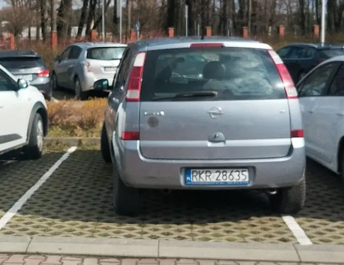 Linie na parkingu to tylko sugestia...