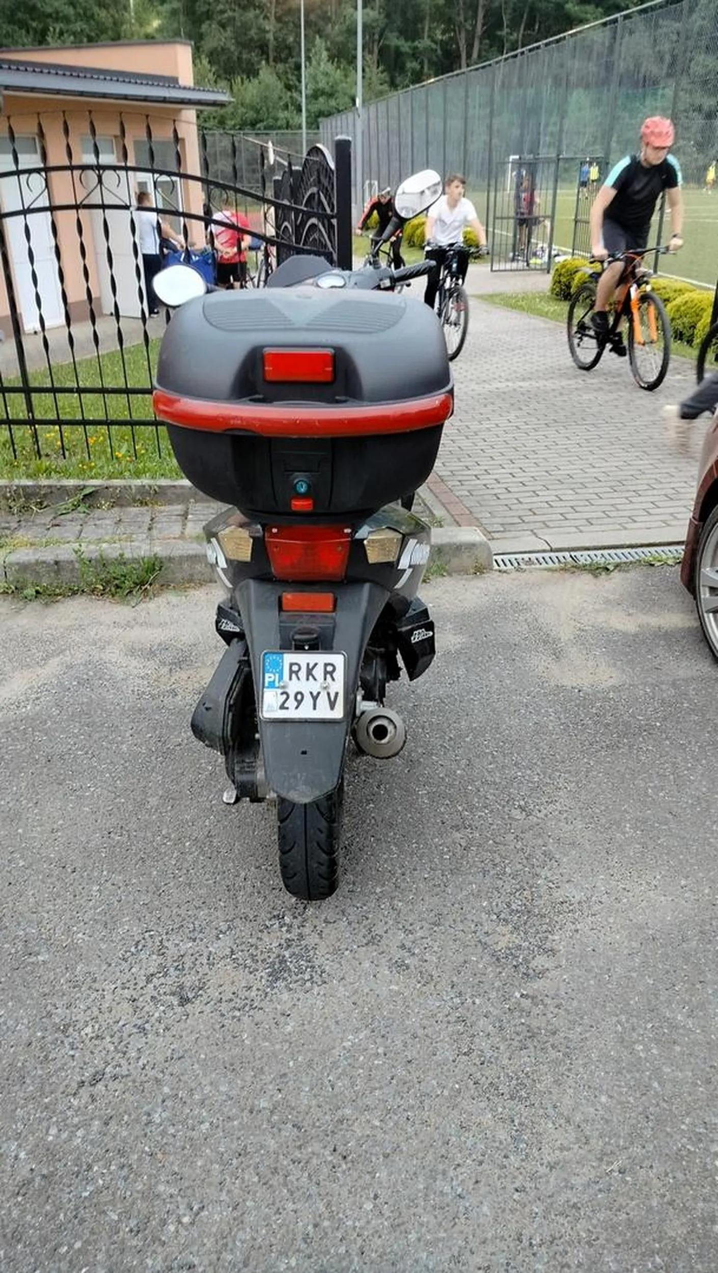 Kierowca jest duzy i skuter musi pchać pod górę bo nie wyjedzie pod taką masą