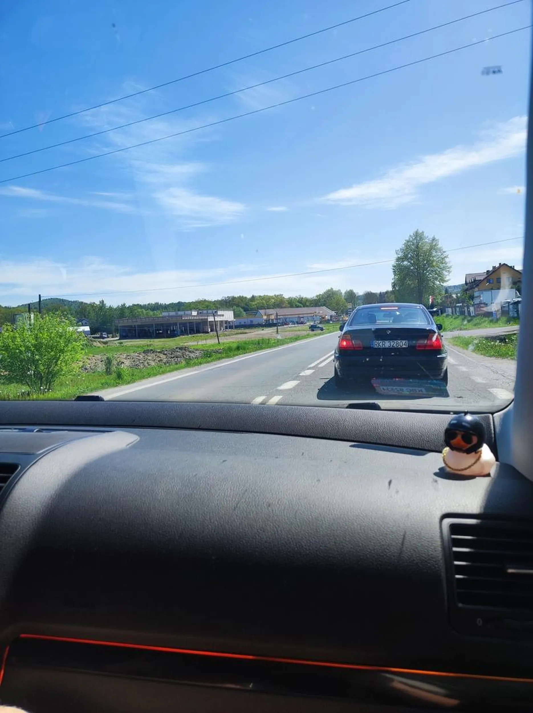 Pozdrawiam fajny kierowca, pluje przez szybę, wpadajcie na grilla