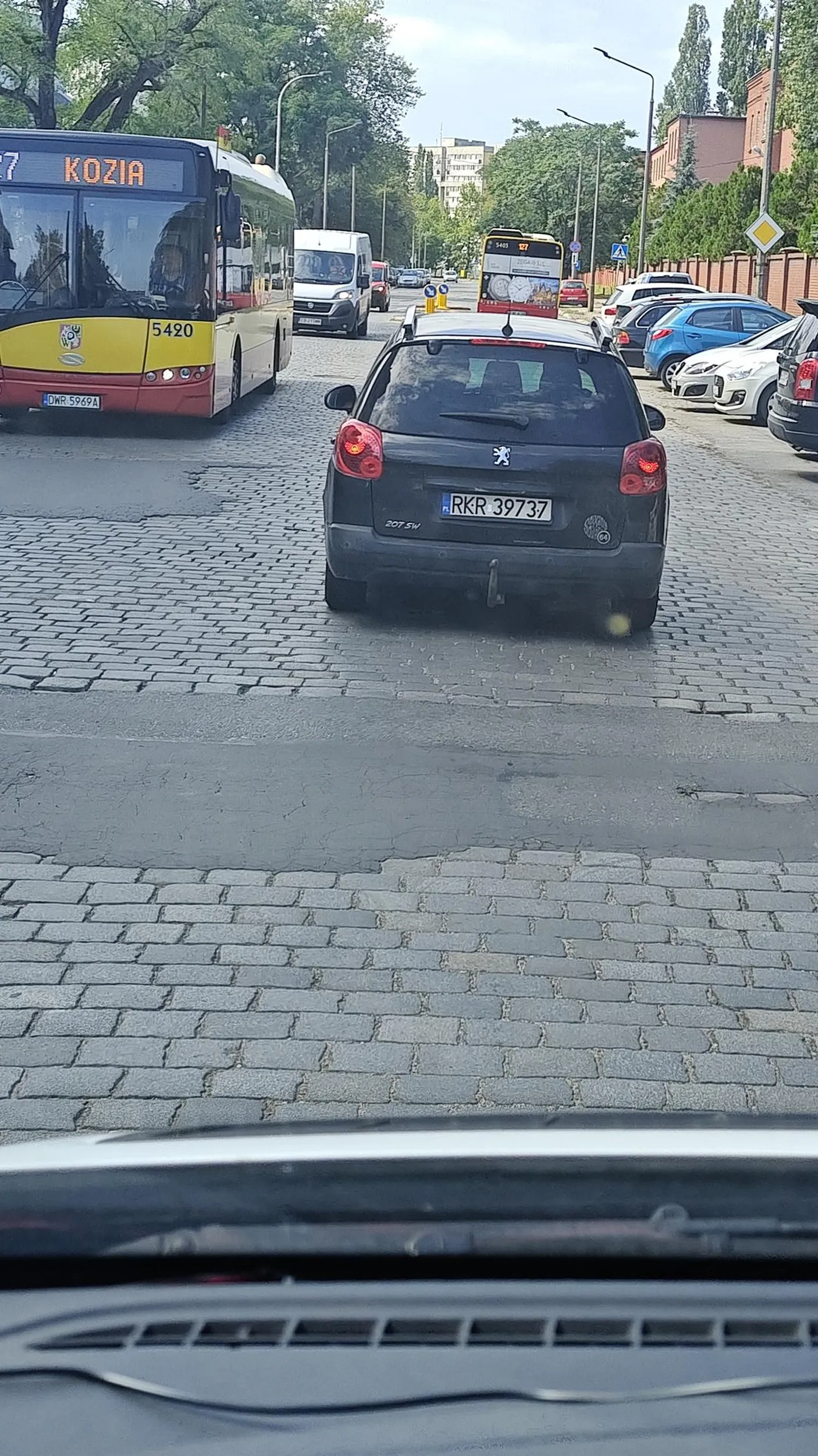 Wyrzuca śmieci oraz pety przez okno