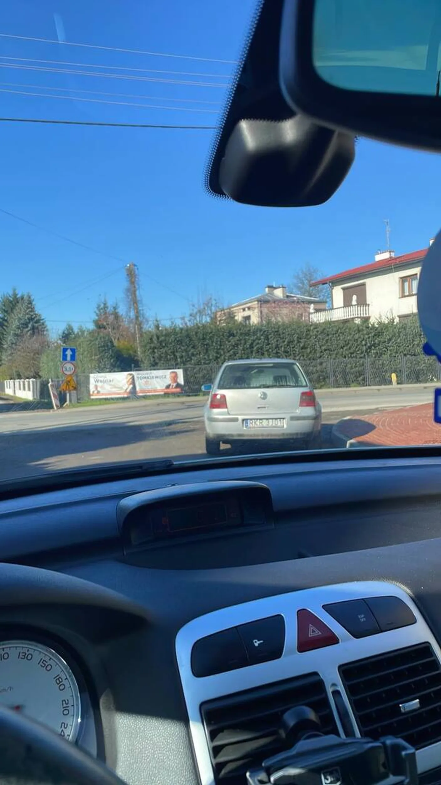 Kierowca tego oto pojazdu parkuje na skrzyżowaniu nie pozdrawiam