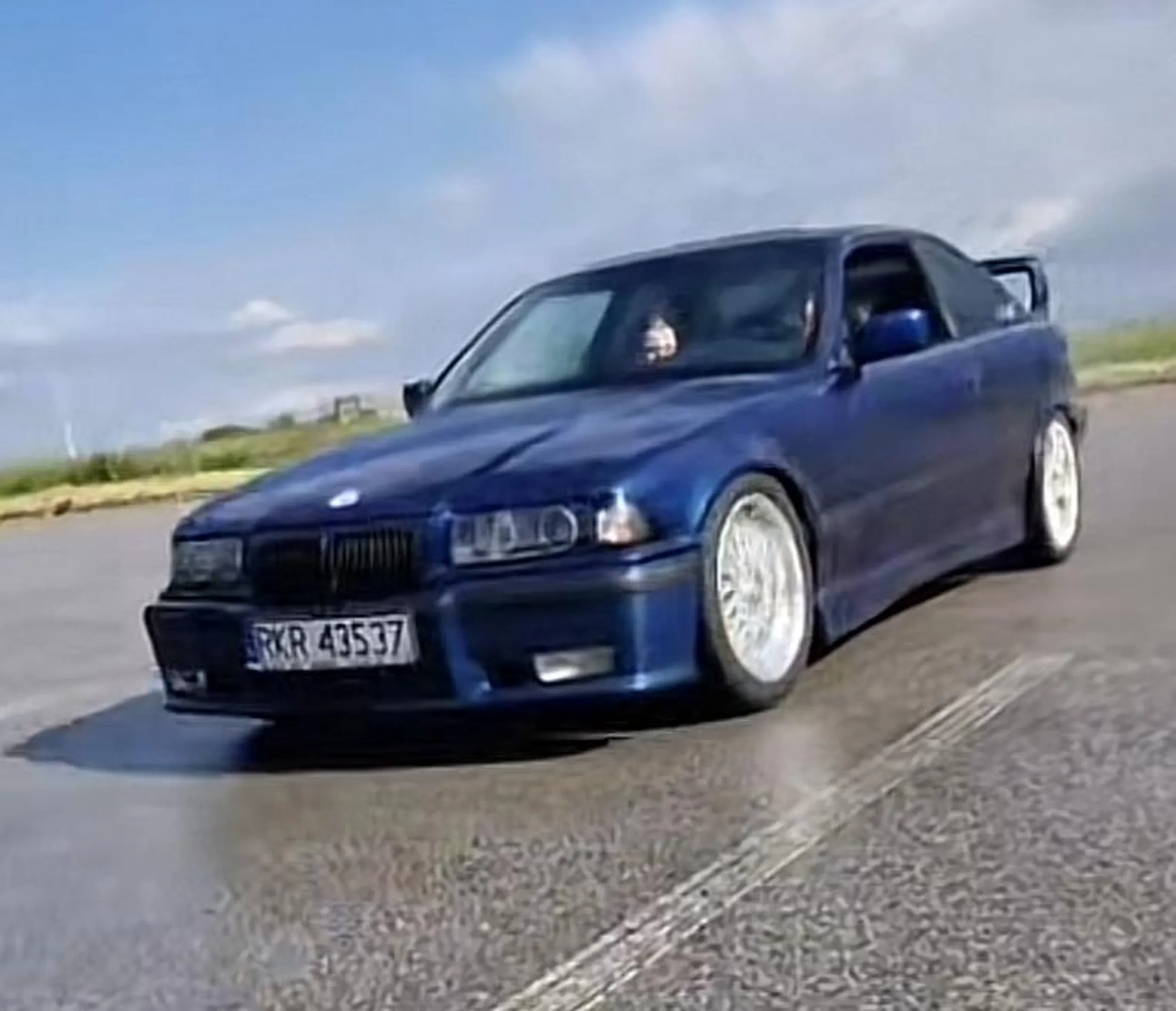 Ch**owy kierowca, który nie potrafi robić driftów, a do tego przeszkadza odpoczywającym