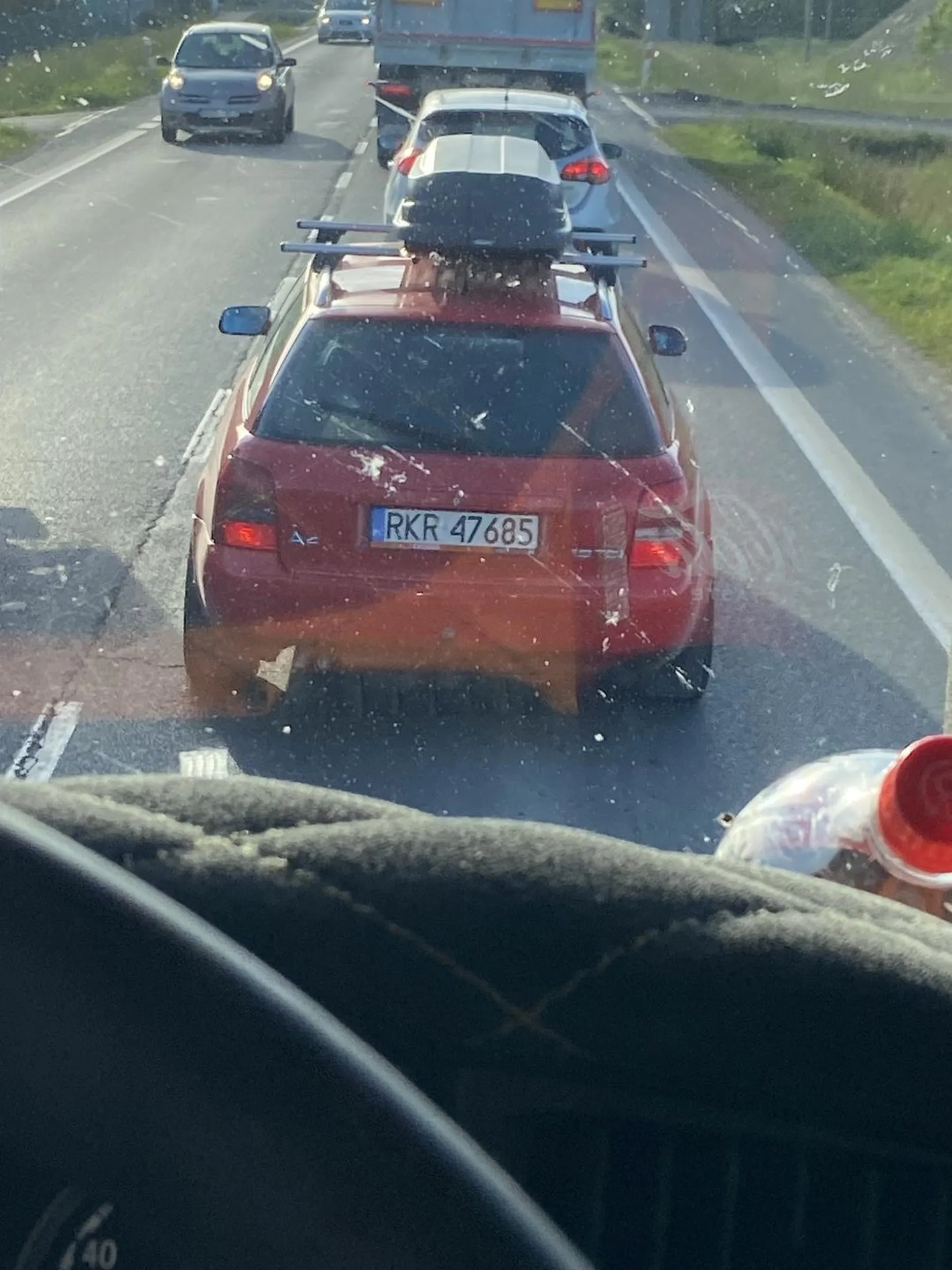 Stary niemiecki kopciuch wymuszający pierwszeństwo, jazda po terenie wyłączonego z ruchu, nagłe hamowanie