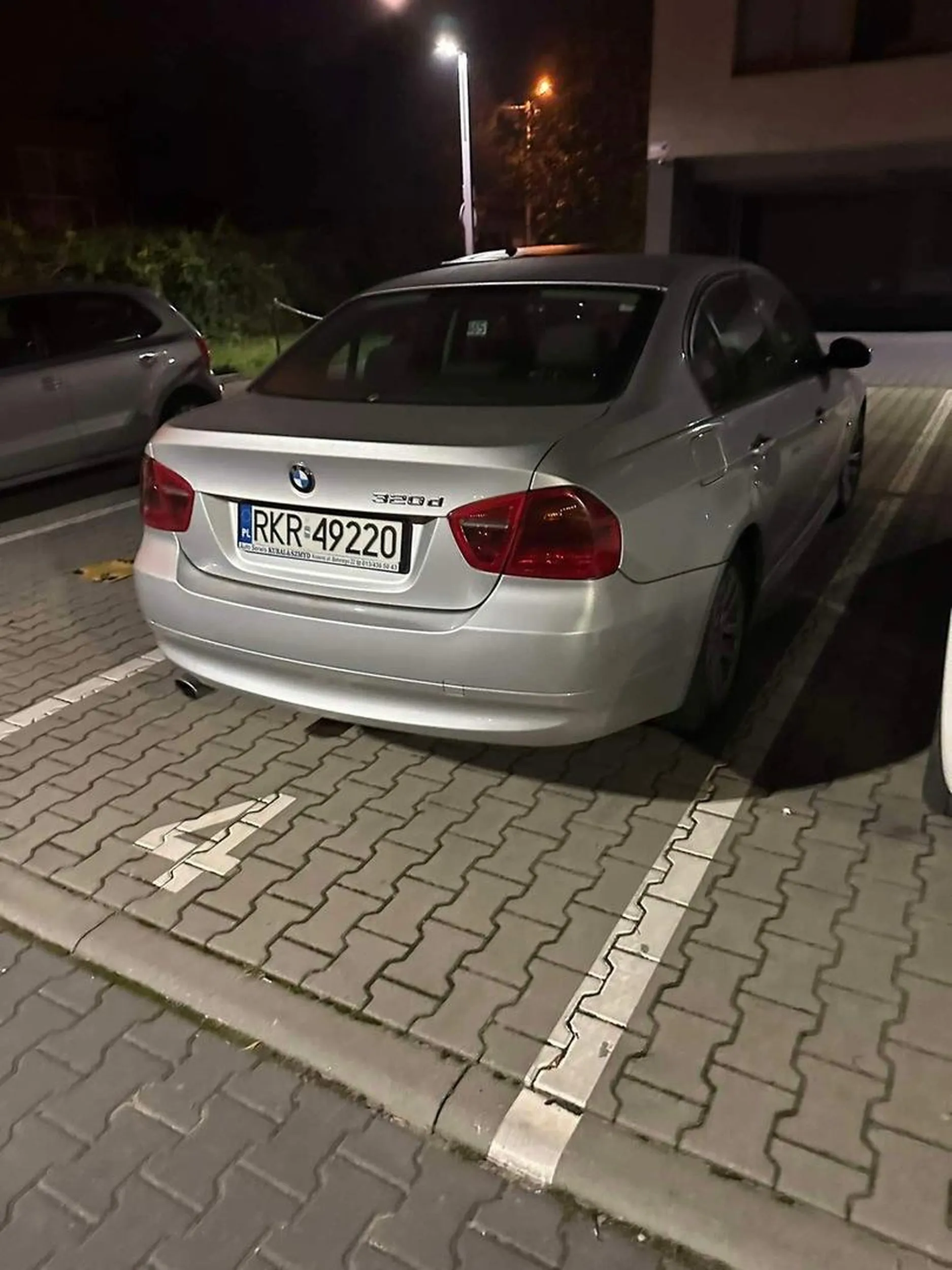 Zastawia miejsca parkingowe na osiedlu w Krakowie i zniszczył obok zaparkowany samochód.