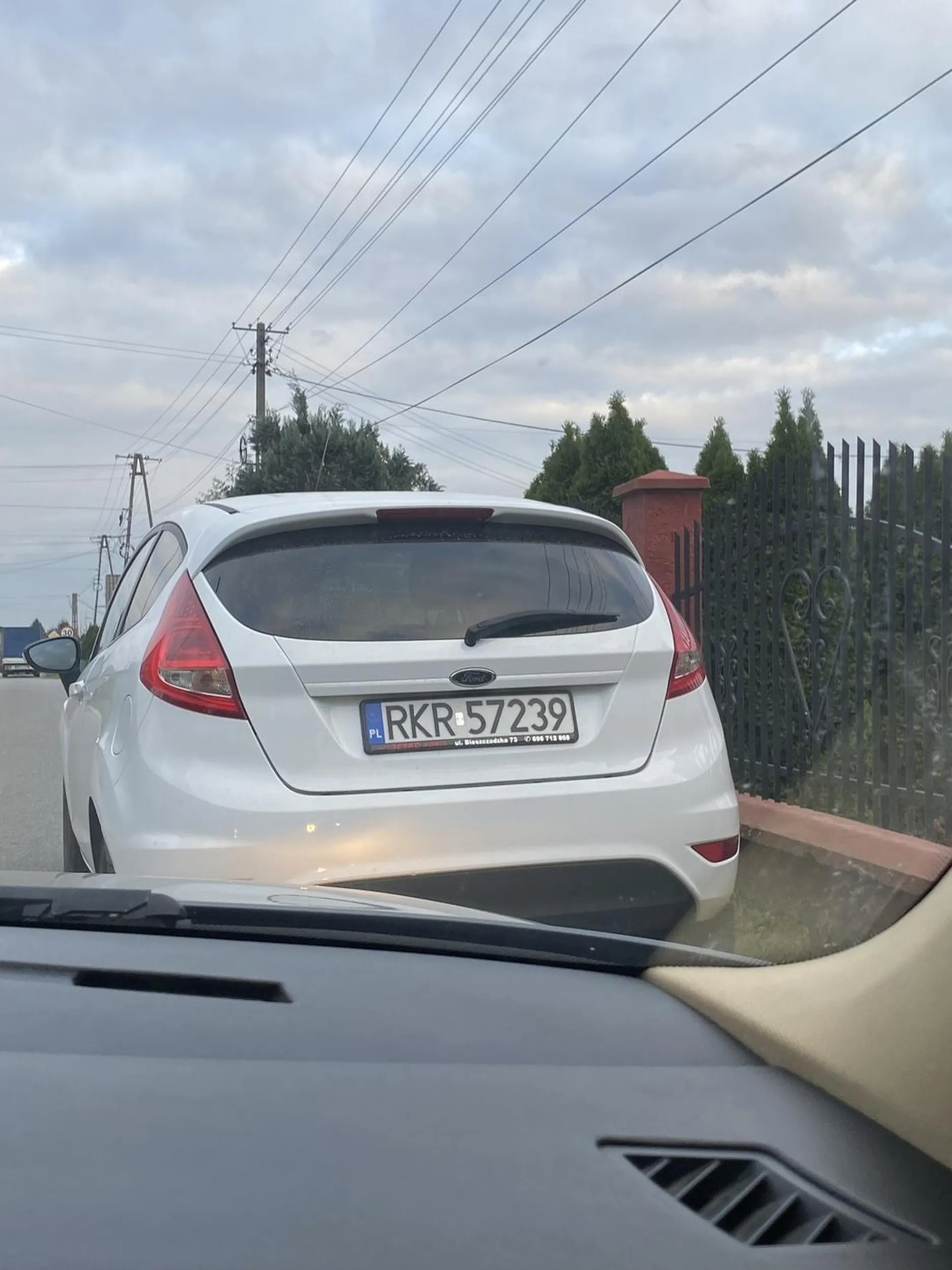 Zaparkuj auto za otwartą bramę zaraz obok a nie korek na drodze robisz.